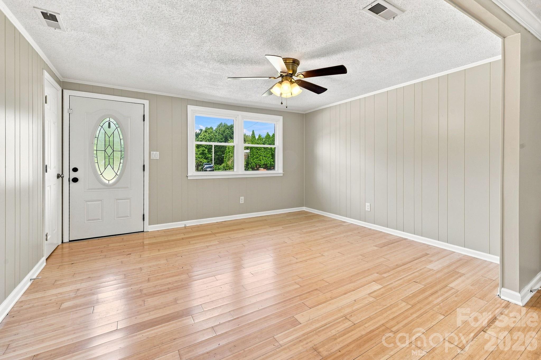Living Room - 1021 S Caldwell Avenue, Newton