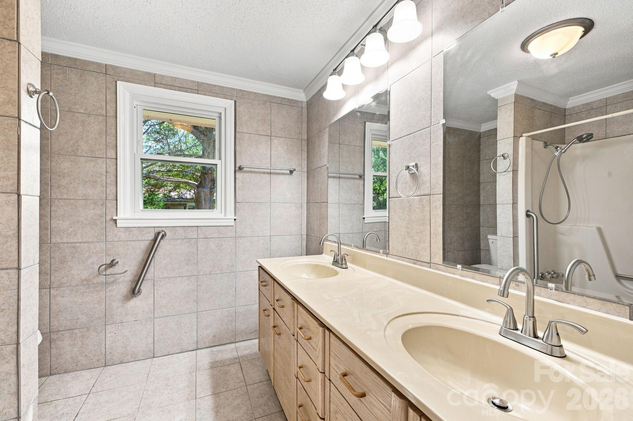 Hall bath - 1021 S Caldwell Avenue, Newton