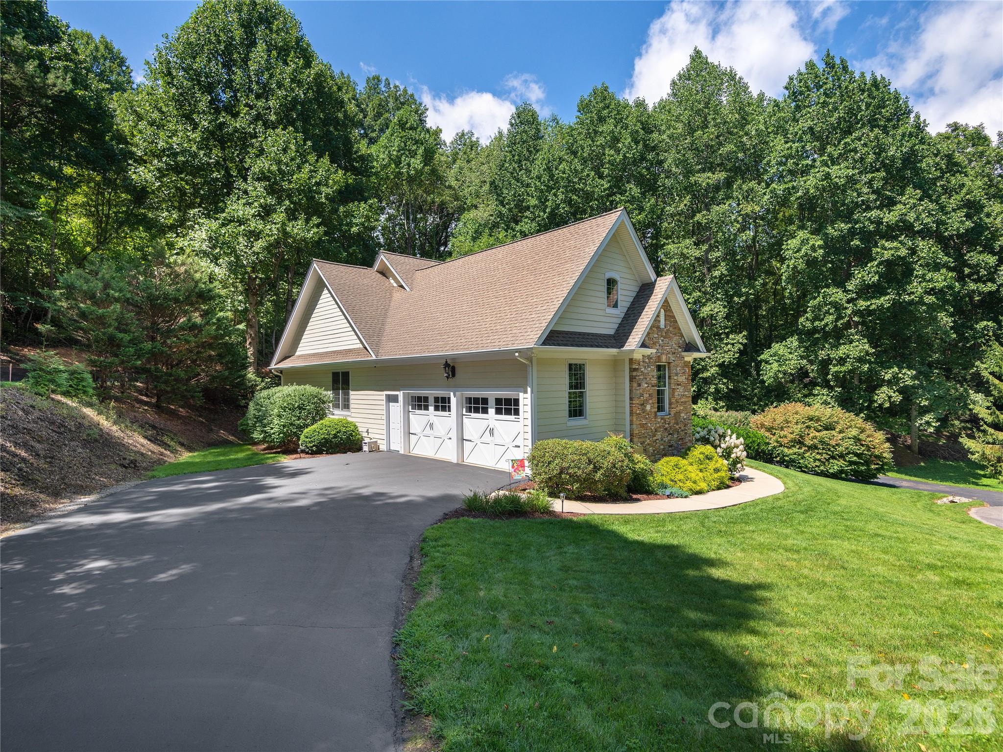 Single Family Residence at 314 Summerset Drive, Clyde, photo 3 of 43