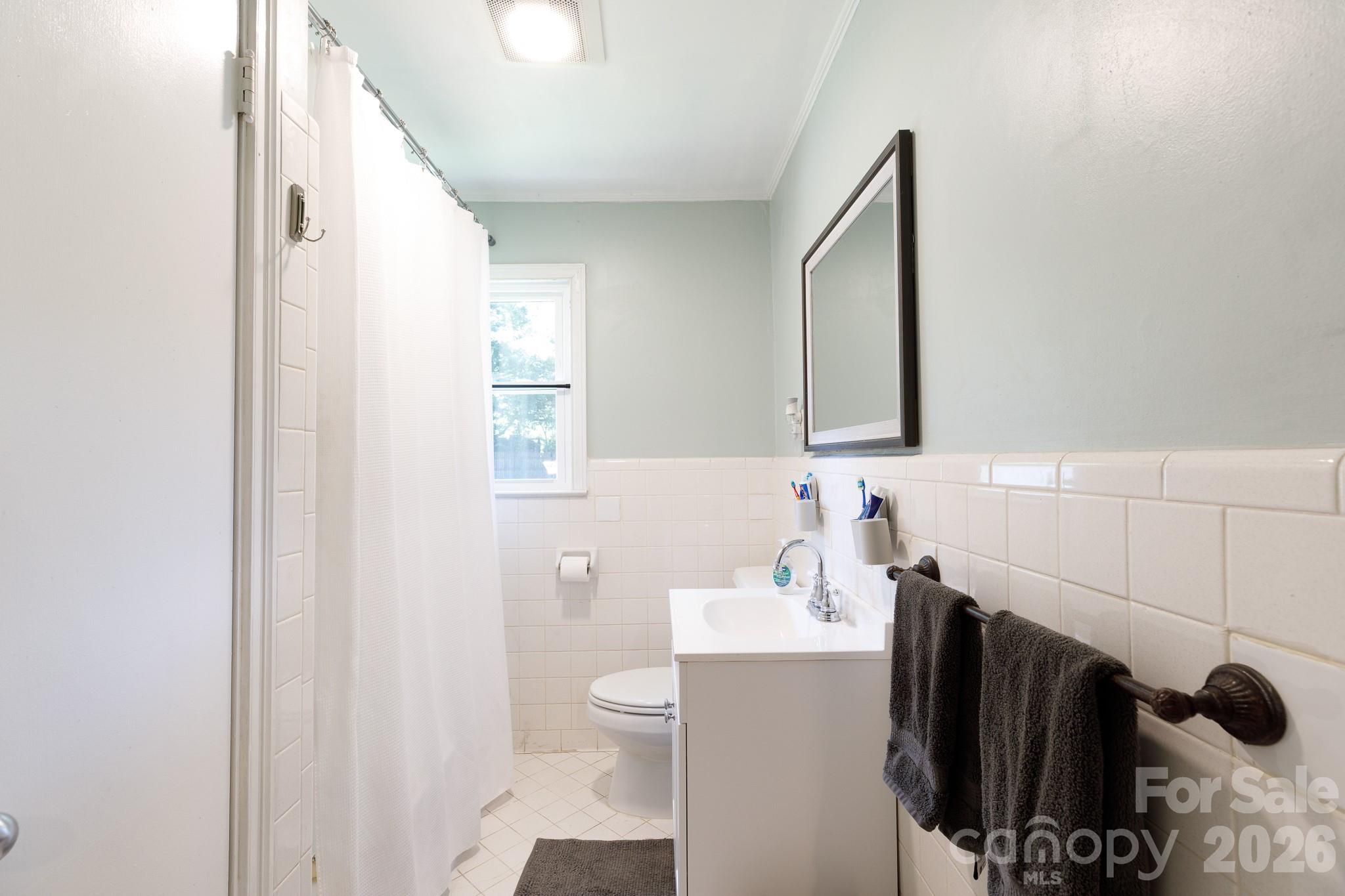 Hall Bath - 1131 Richmond Drive, Rock Hill