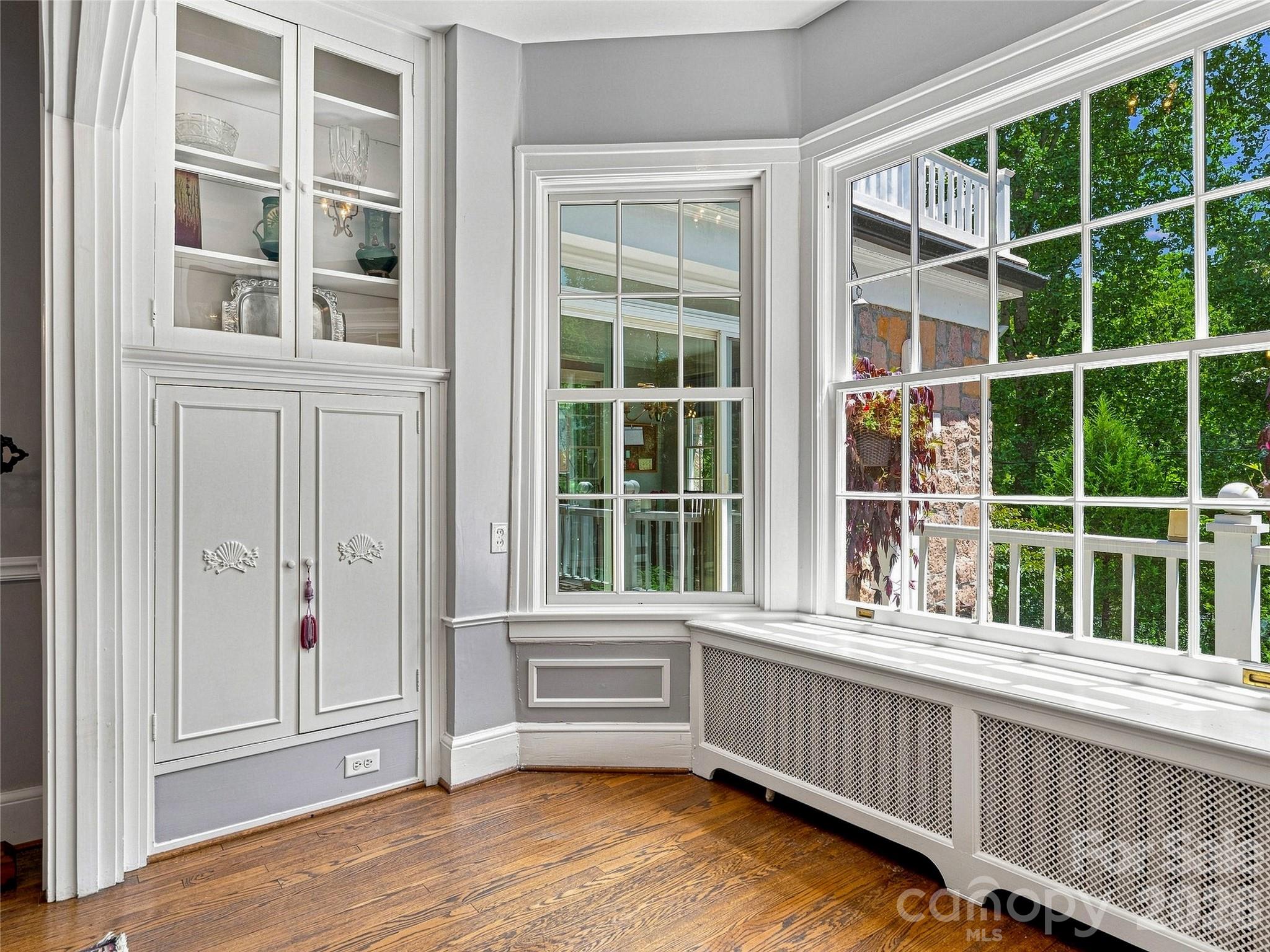 Charming built-ins - 14 Griffing Boulevard, Asheville