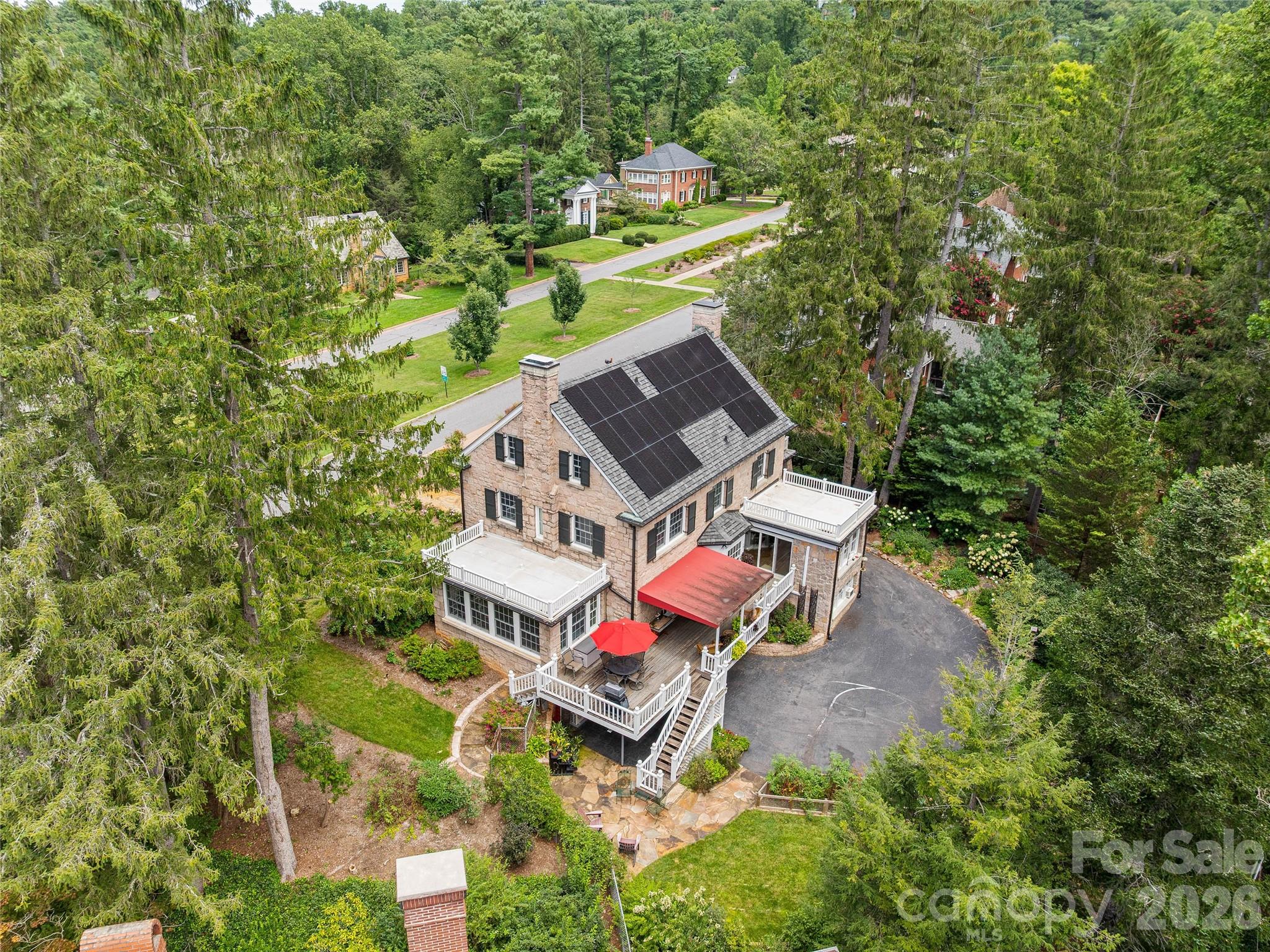 Beautiful neighborhood to walk  and enjoy the beauty. - 14 Griffing Boulevard, Asheville