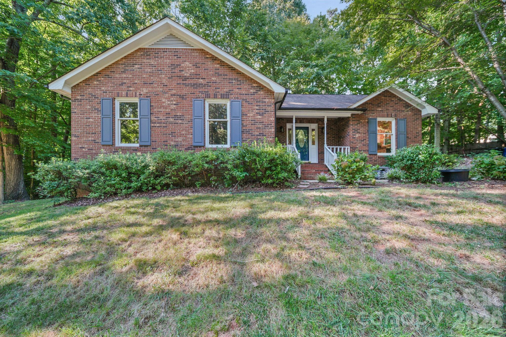 Single Family Residence at 821 Deer Path Place, Mooresville, photo 2 of 35