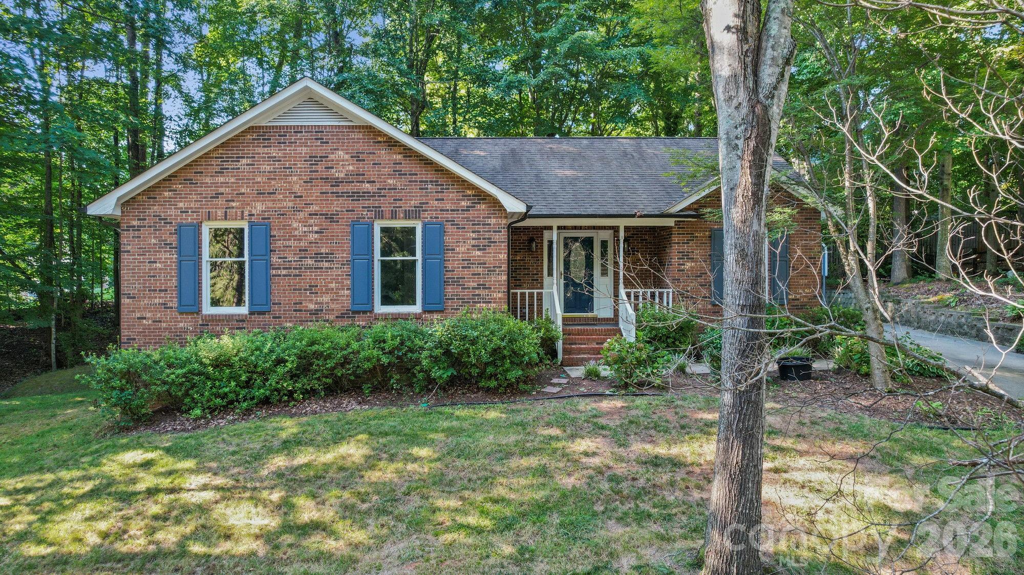 Single Family Residence at 821 Deer Path Place, Mooresville, photo 3 of 35