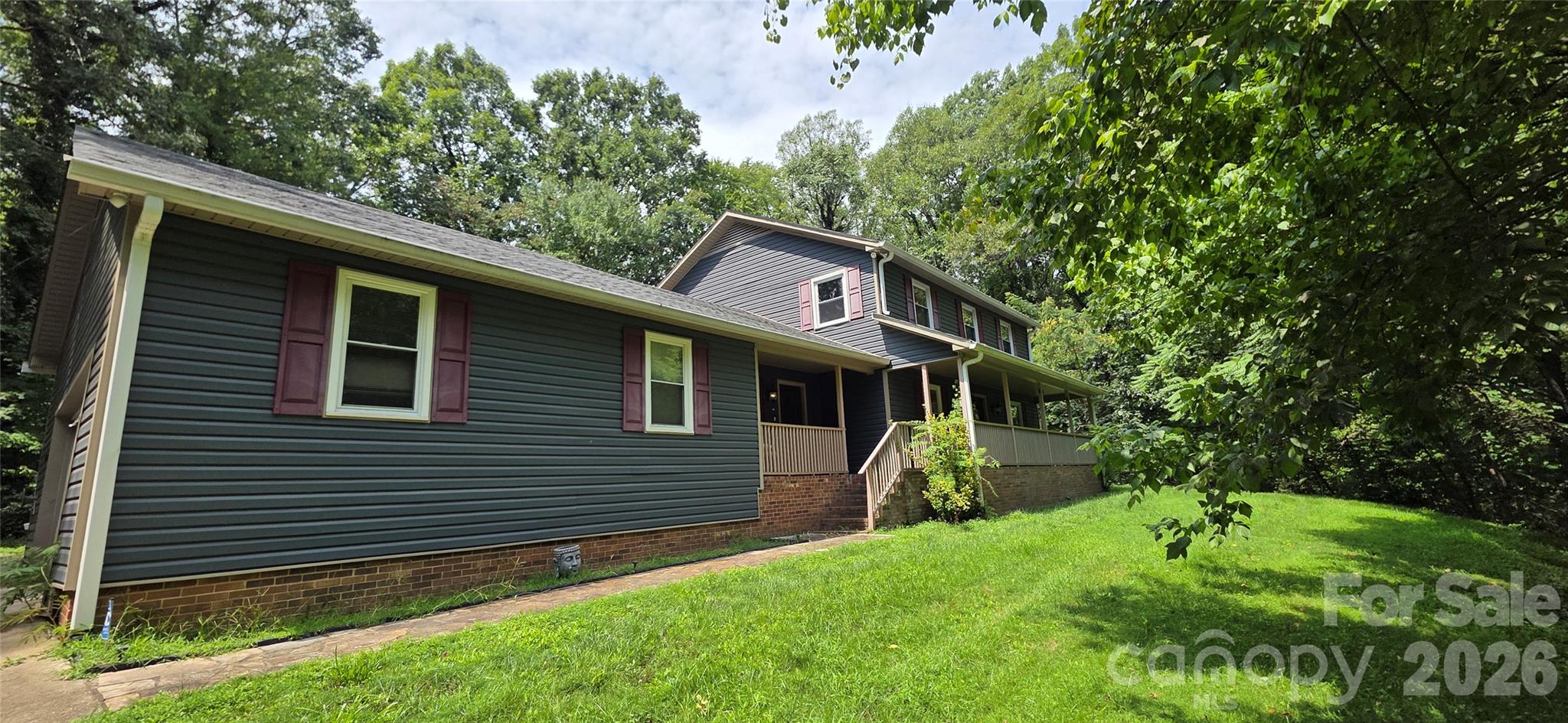 Single Family Residence at 8979 Twin Lake Drive, Kernersville, photo 2 of 31