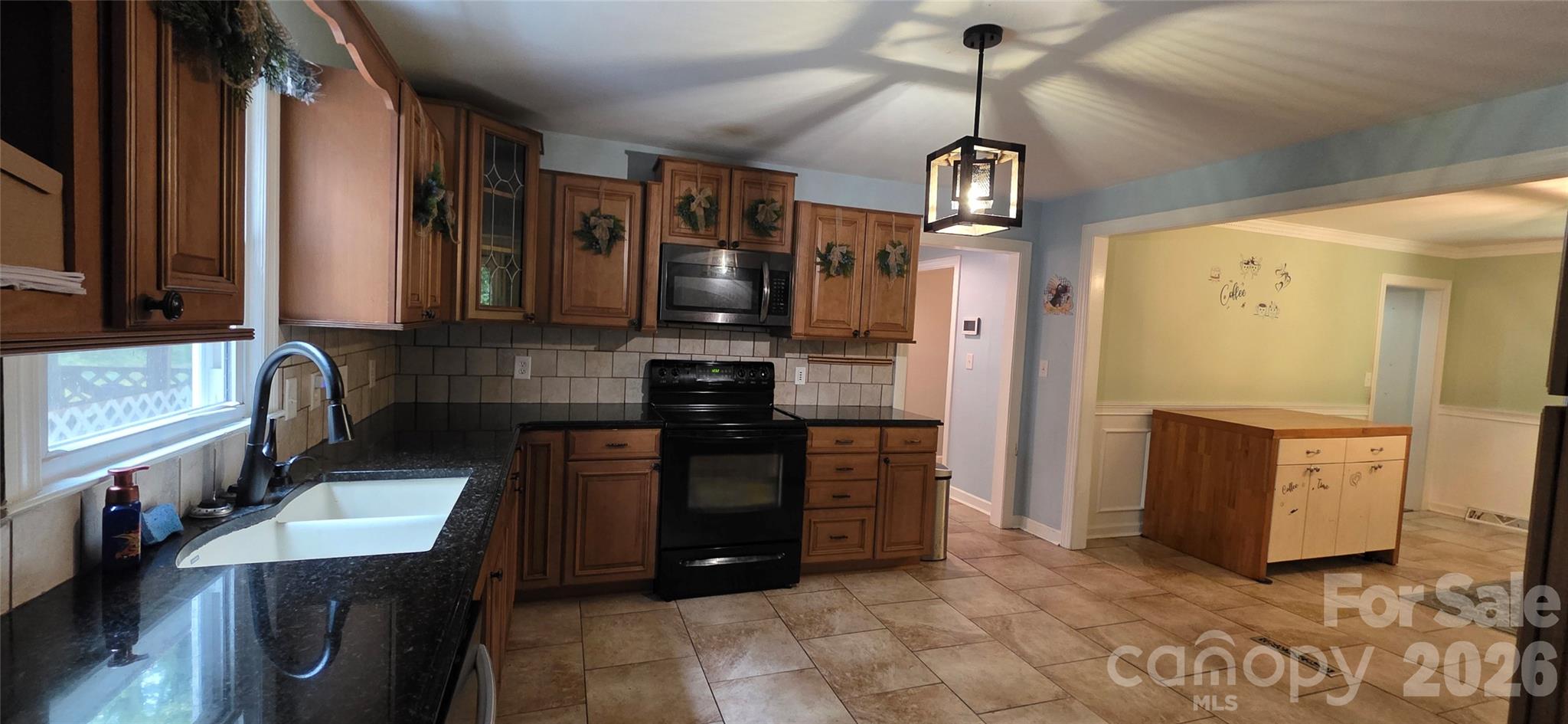Single Family Residence at 8979 Twin Lake Drive, Kernersville, photo 6 of 31