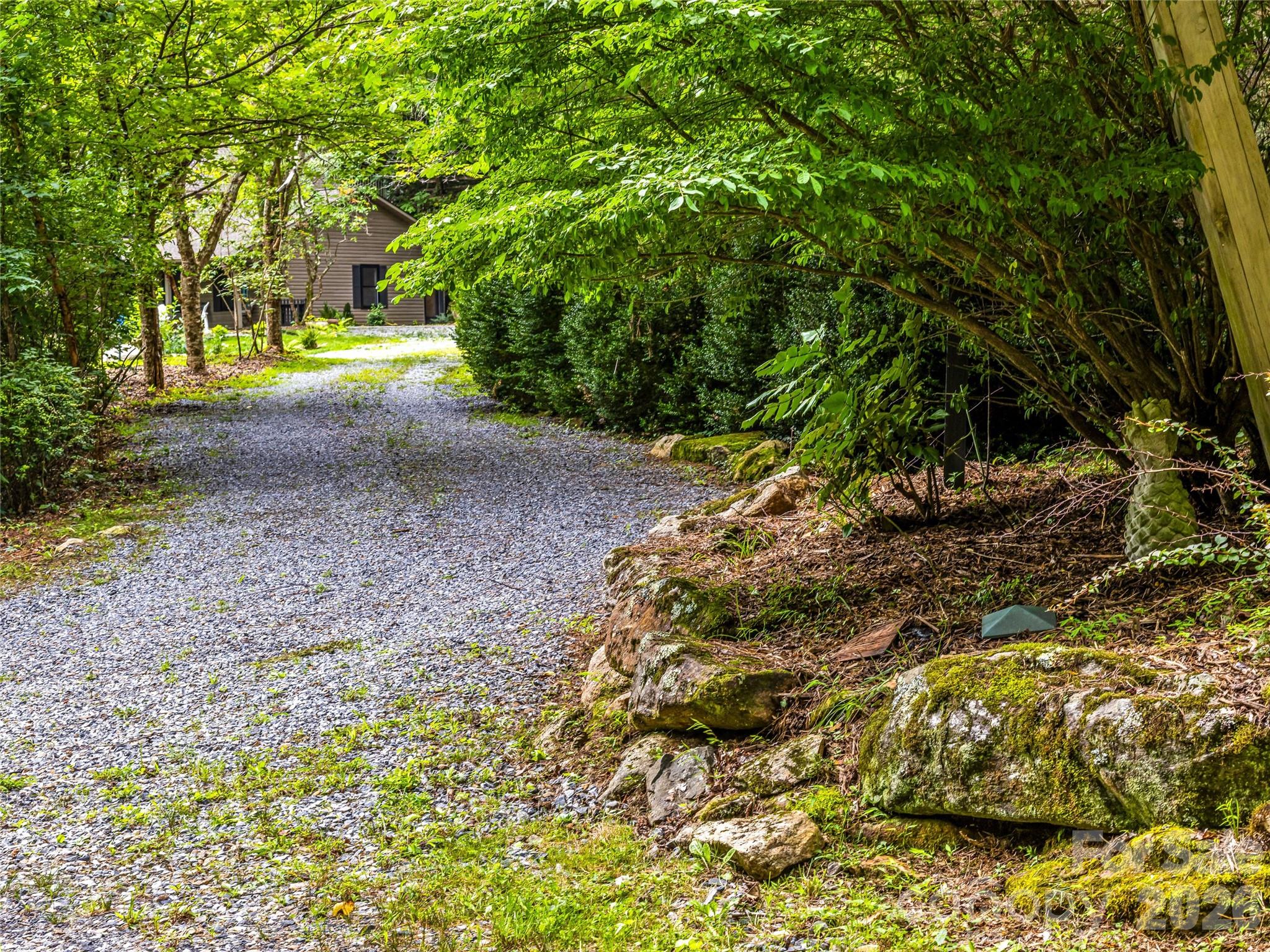Gravel driveway with plenty of parking - 81 Summer Trees Lane, Burnsville