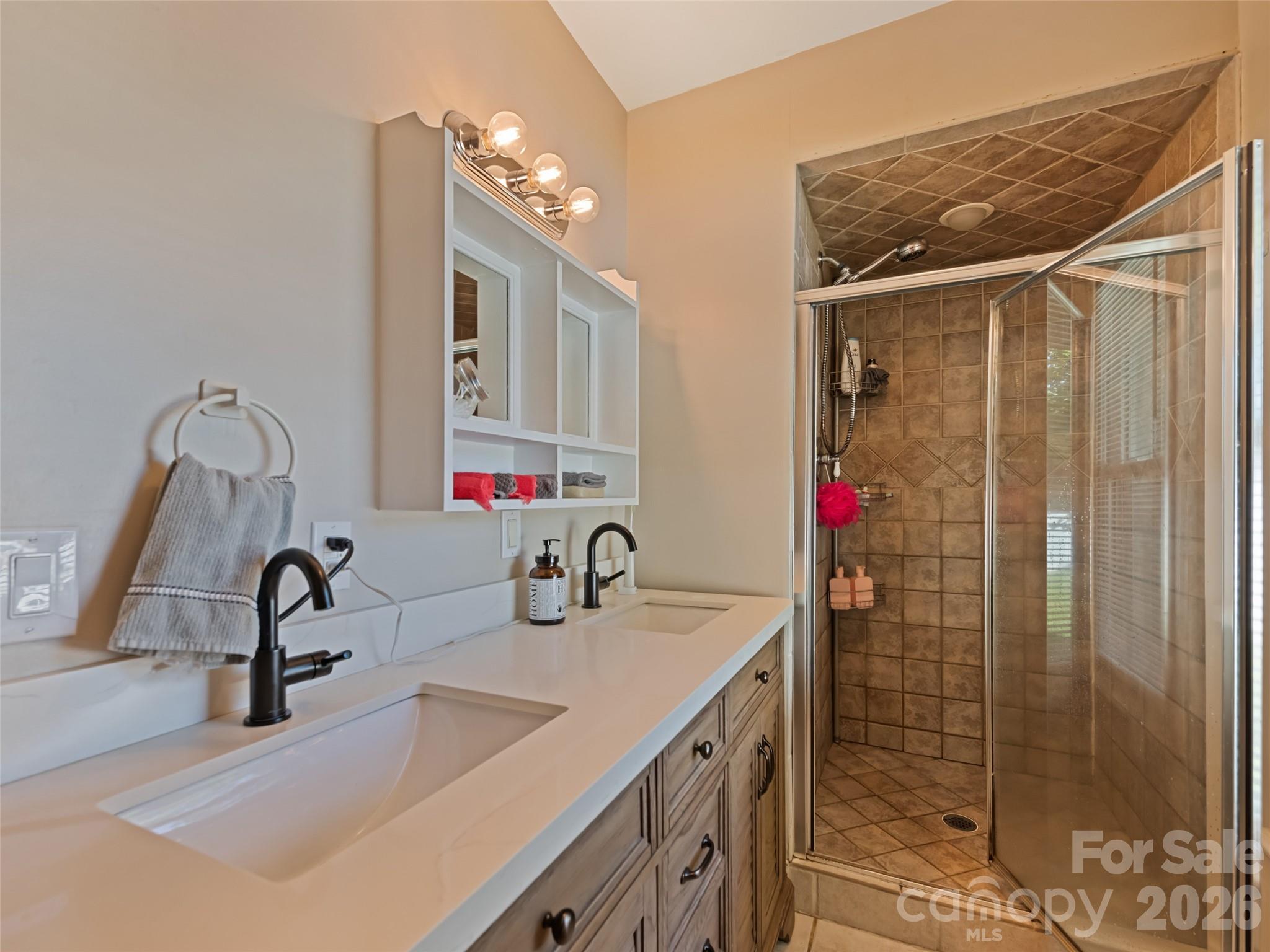 Ensuite bath with double sinks - 50 Epsom Street, Waynesville