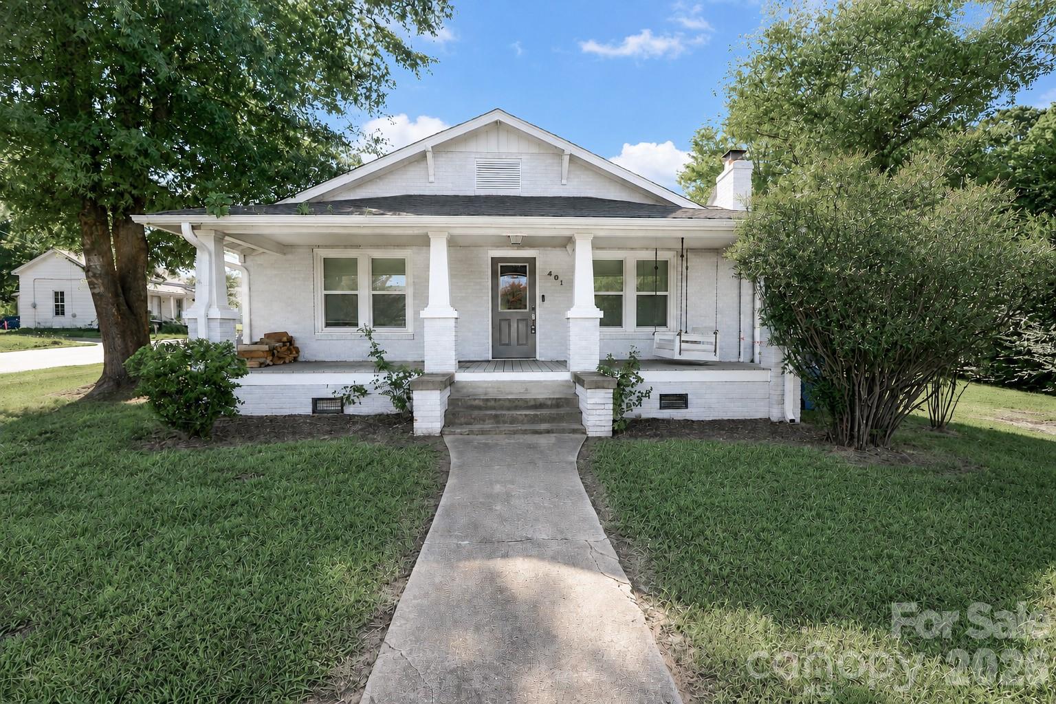 Single Family Residence at 401 N Oakland Avenue, Statesville