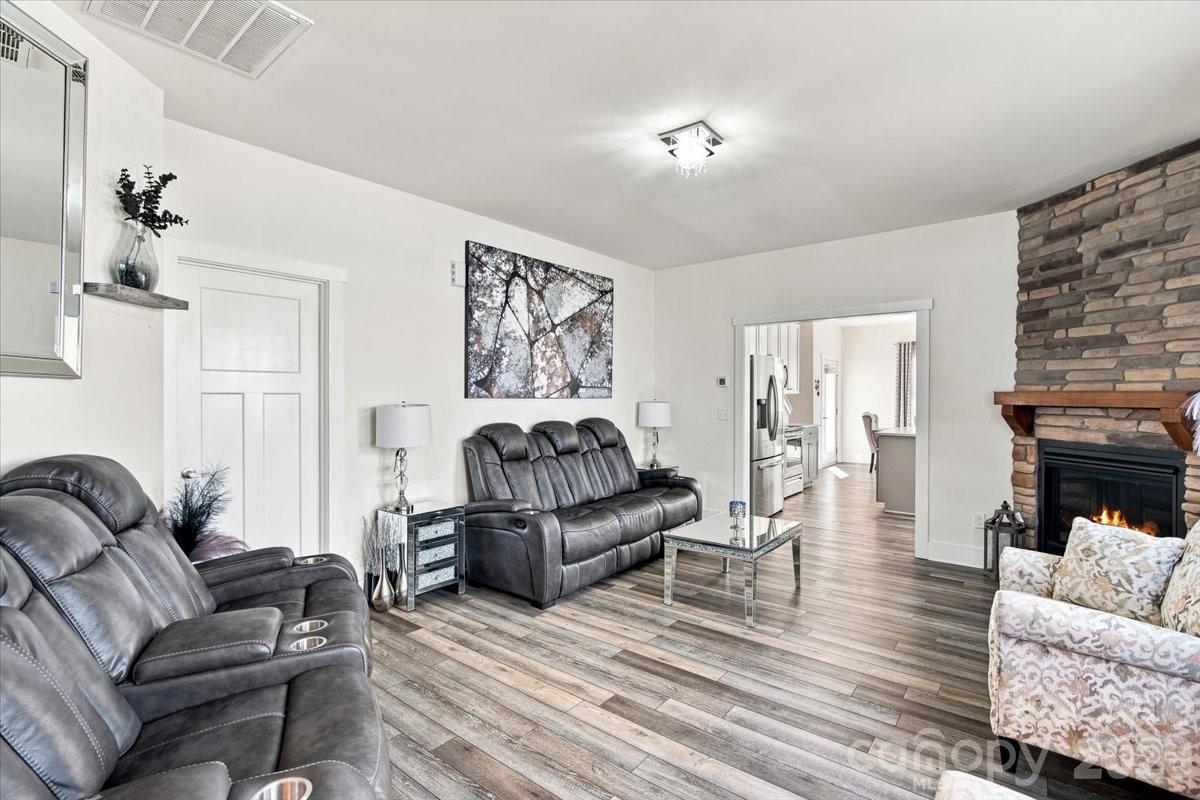 Bright living room with stone fireplace - 15 Hyde Park Place, Arden