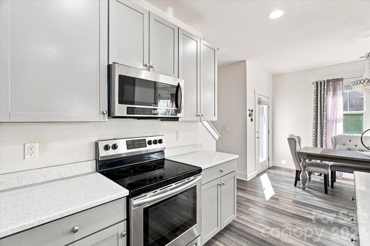 Bright kitchen with SS high-end appliances - 15 Hyde Park Place, Arden
