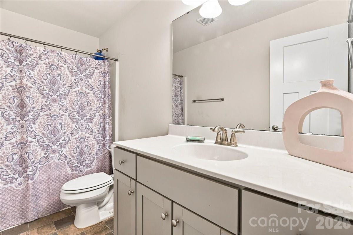 Upstairs full bath - 15 Hyde Park Place, Arden