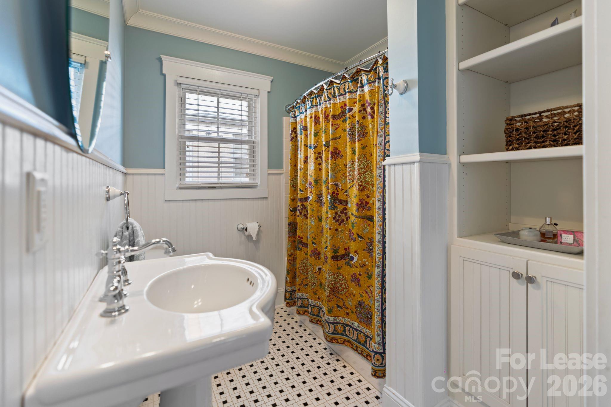 Full bath on main - 425 Tremont Avenue E, Charlotte