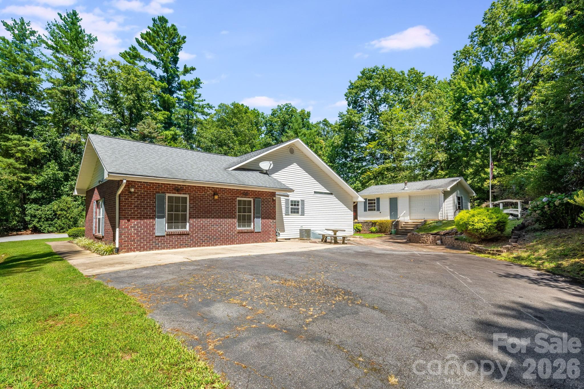 Single Family Residence at 225 Arbor Lane, Hendersonville, photo 3 of 43