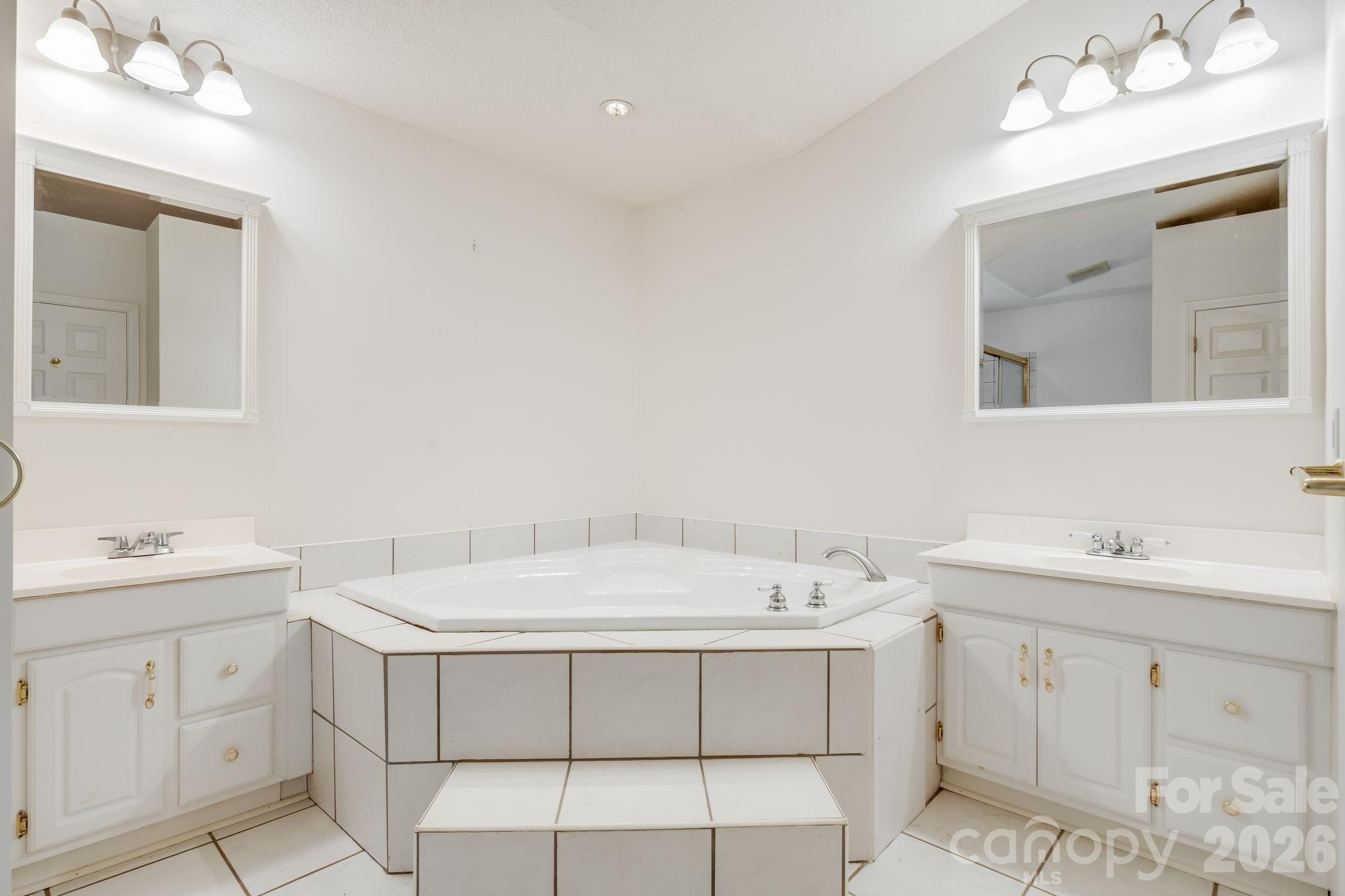1st Primary Bath - 225 Arbor Lane, Hendersonville