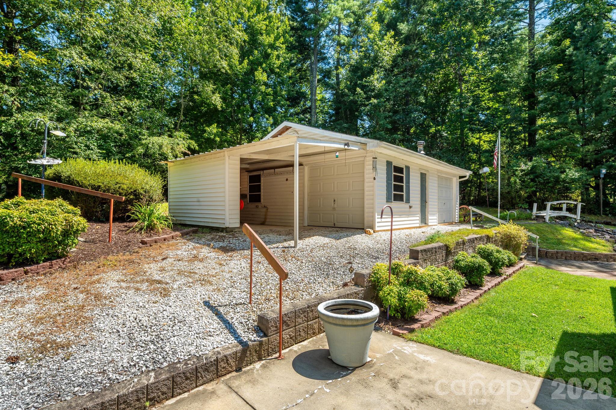 Single Family Residence at 225 Arbor Lane, Hendersonville, photo 38 of 43