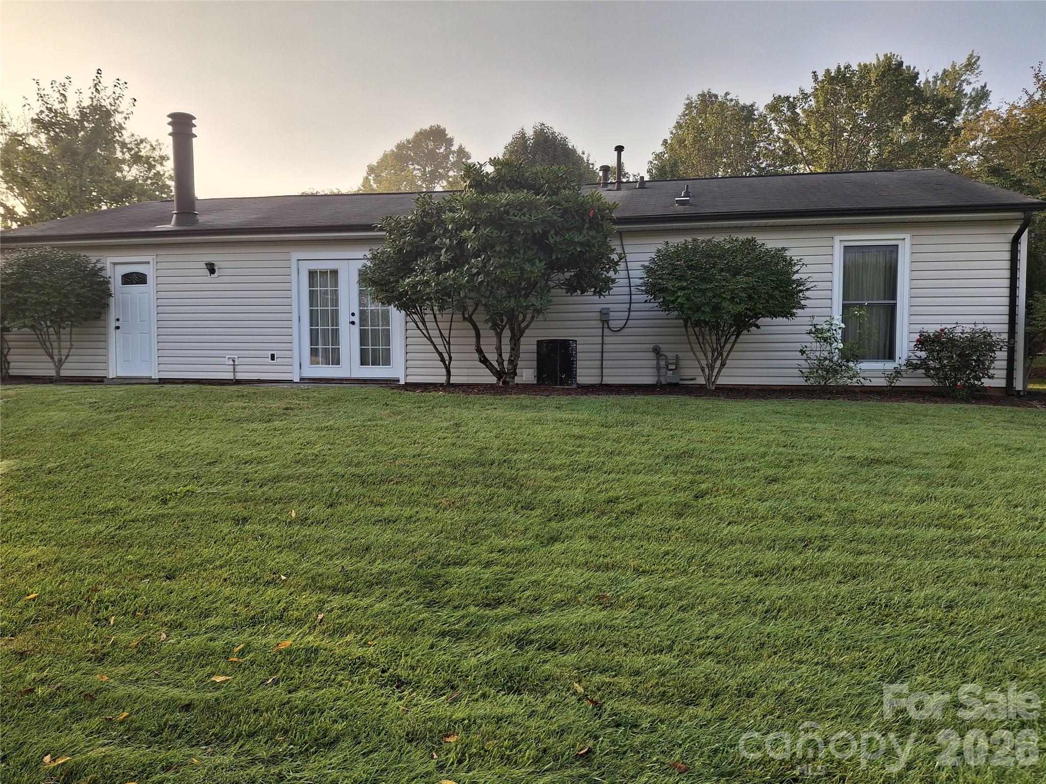 Well maintained and groomed back yard - 204 Scottlynn Drive, Asheville