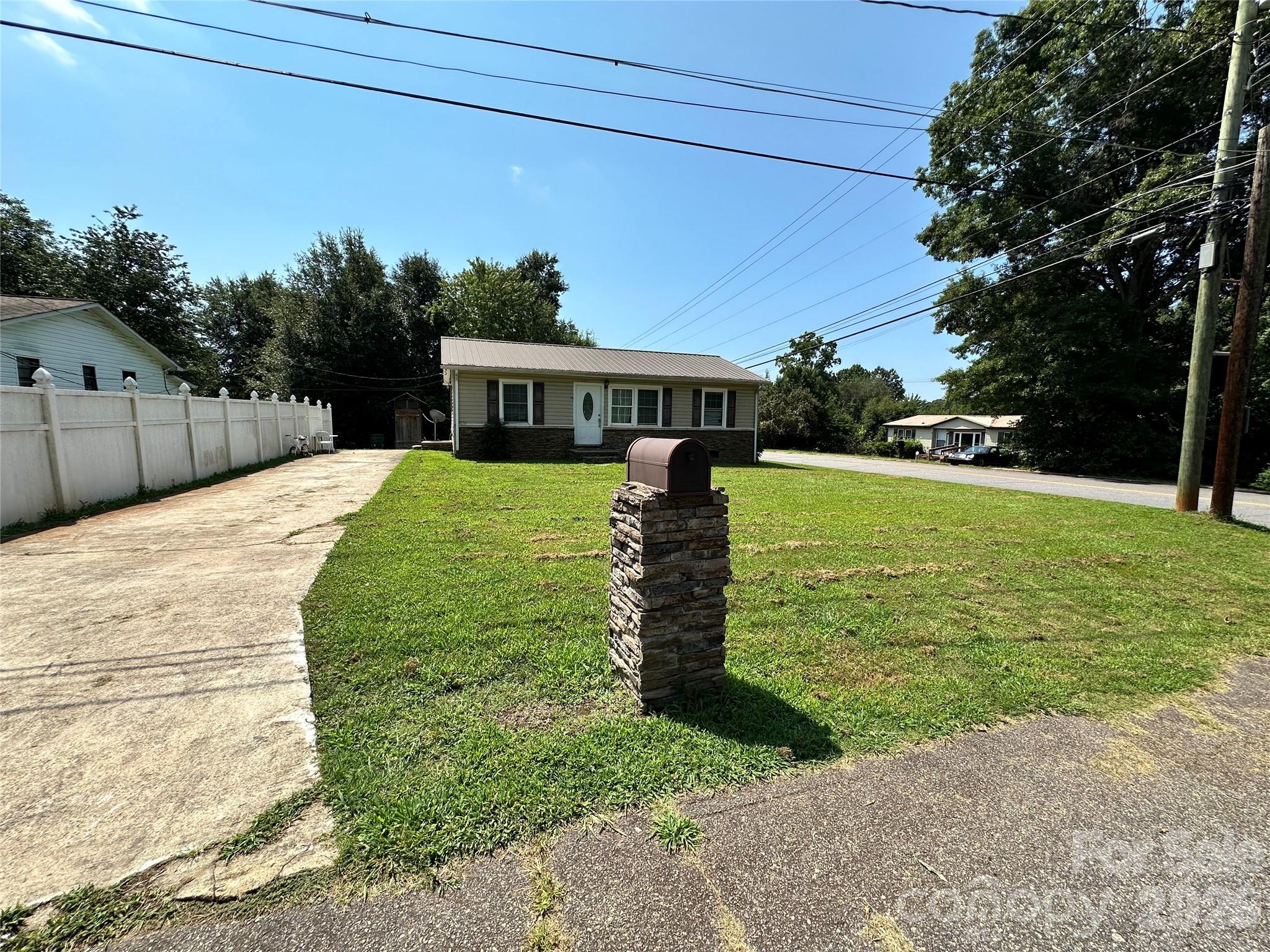 Single Family Residence at 601 E Saunders Avenue, Newton, photo 2 of 7