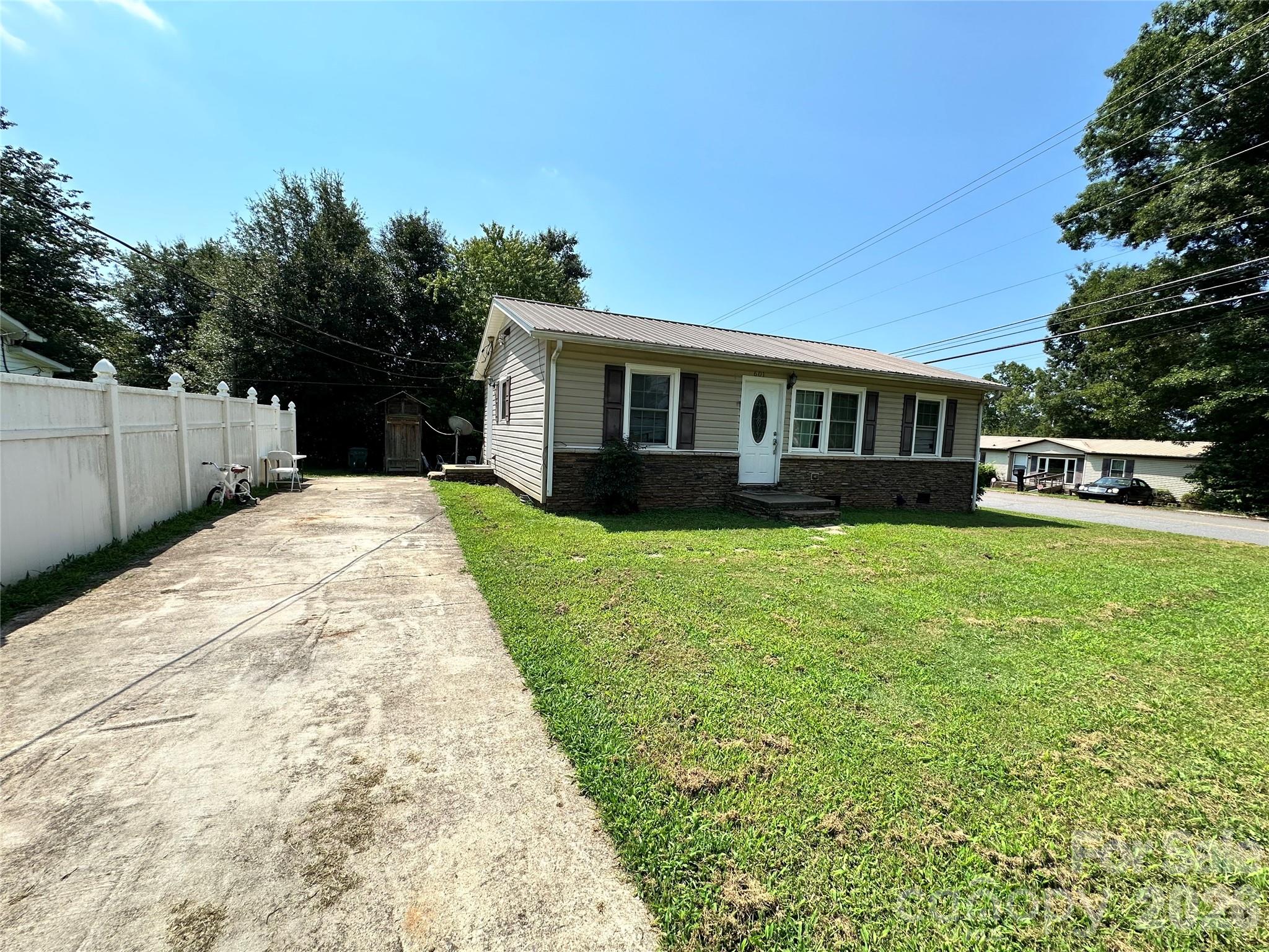 Single Family Residence at 601 E Saunders Avenue, Newton, photo 3 of 7
