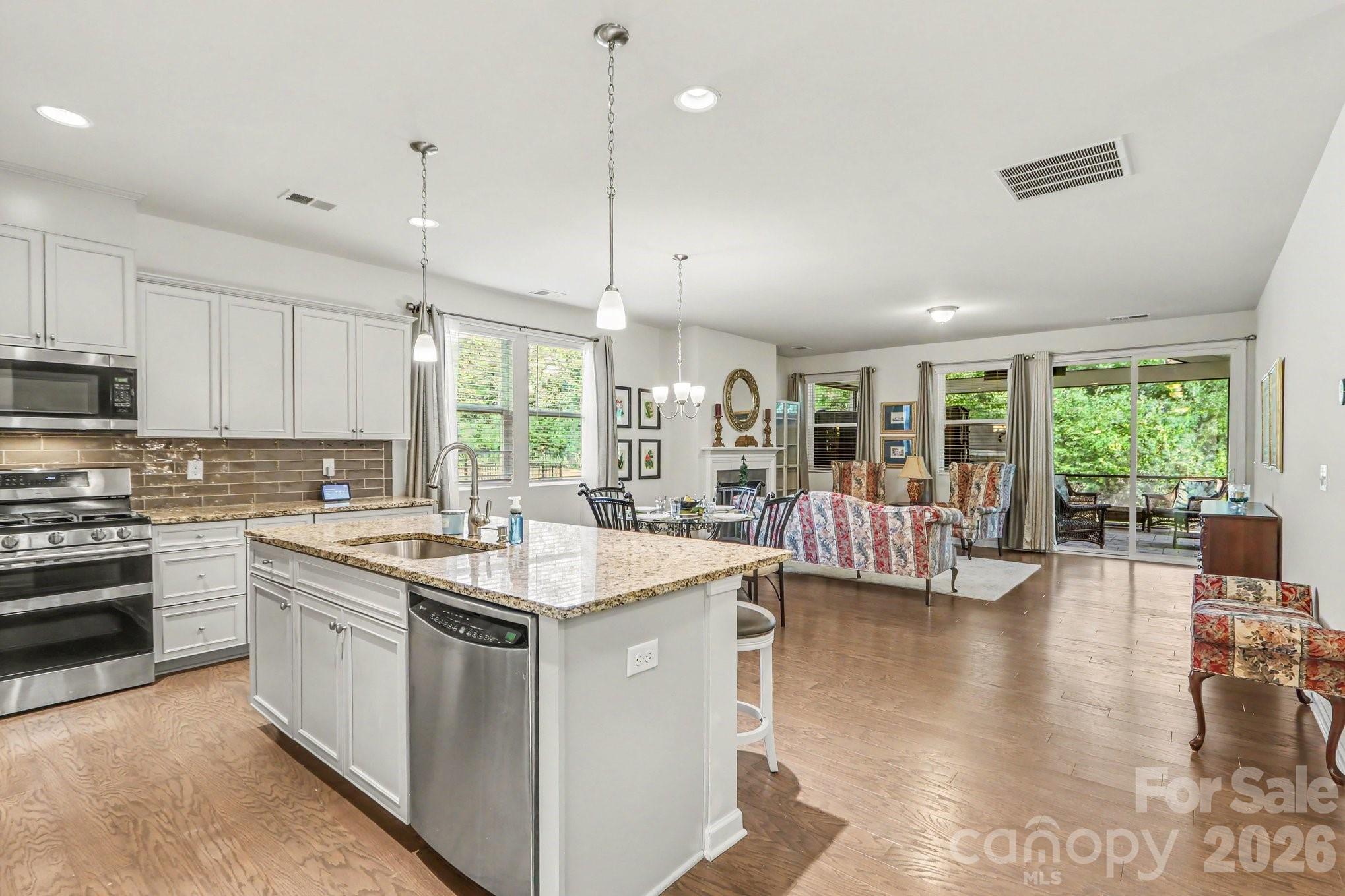 Single Family Residence at 14103 Magnolia Walk Drive, Huntersville, photo 8 of 25