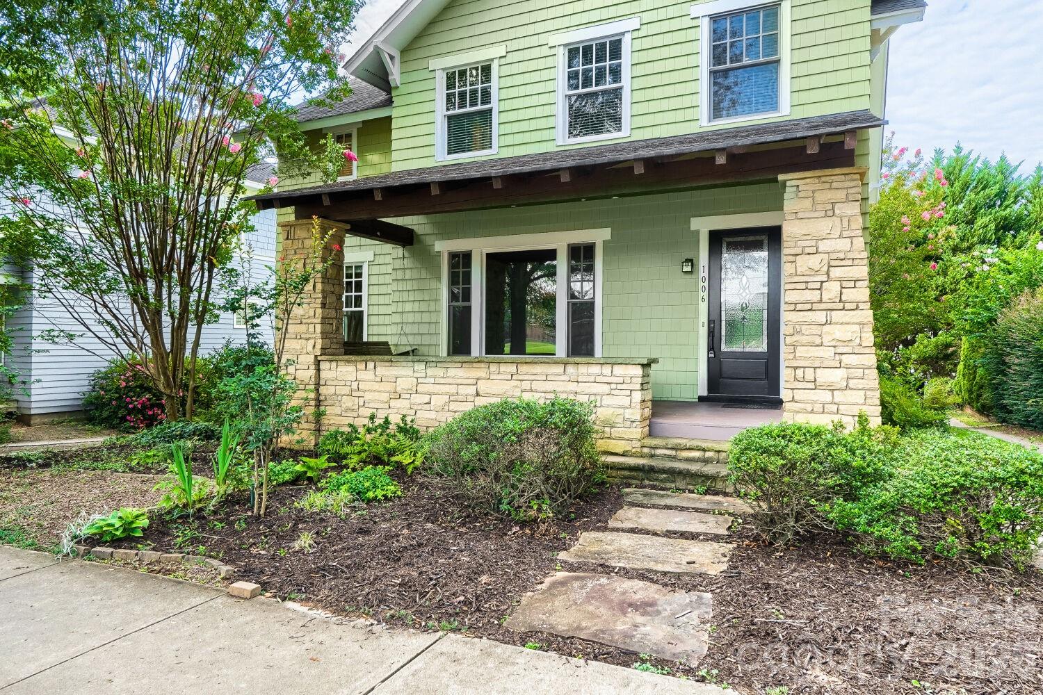 Single Family Residence at 1006 Assembly Street, Belmont, photo 2 of 24