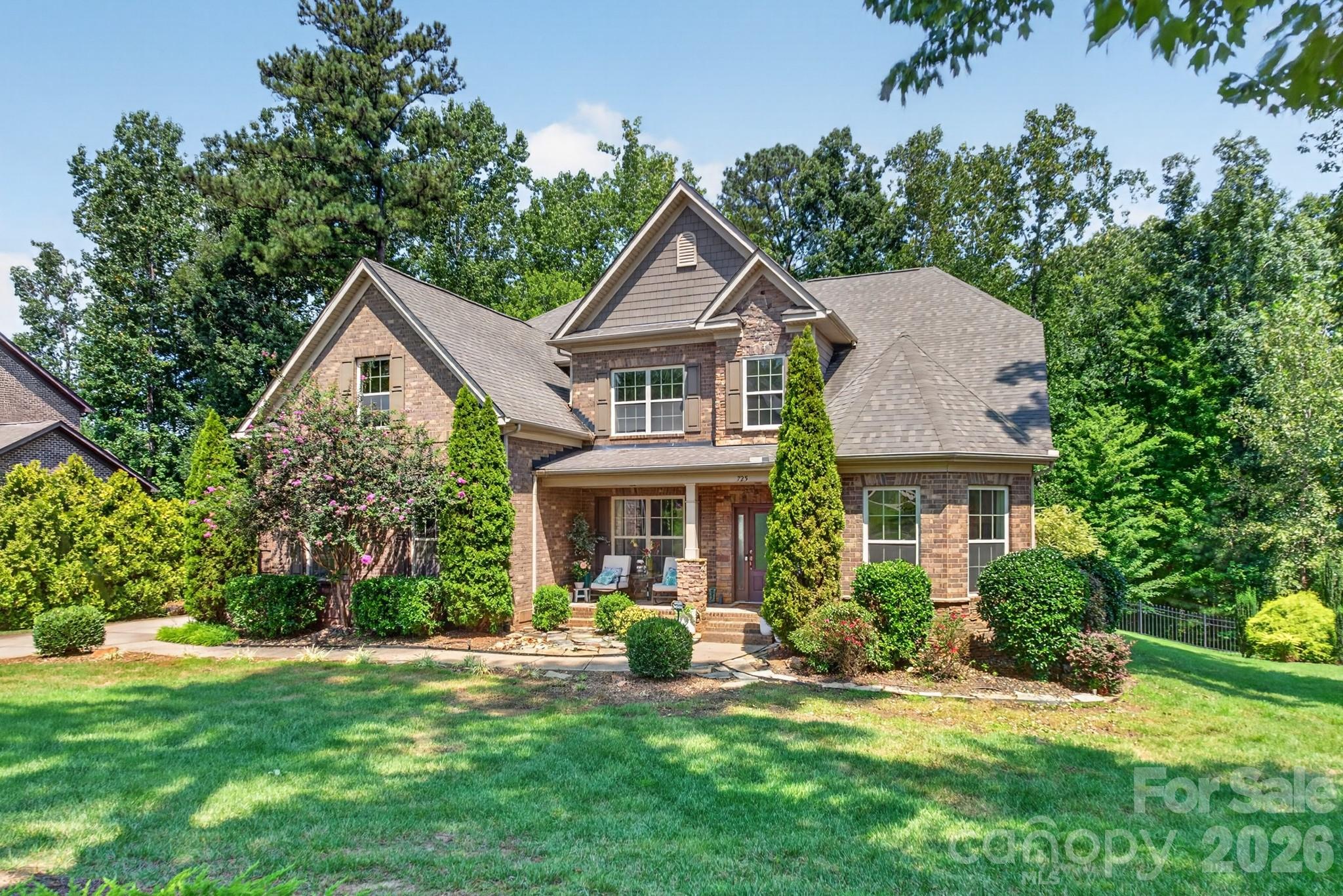 Single Family Residence at 725 Fawns Glen Place, Lake Wylie, photo 2 of 47