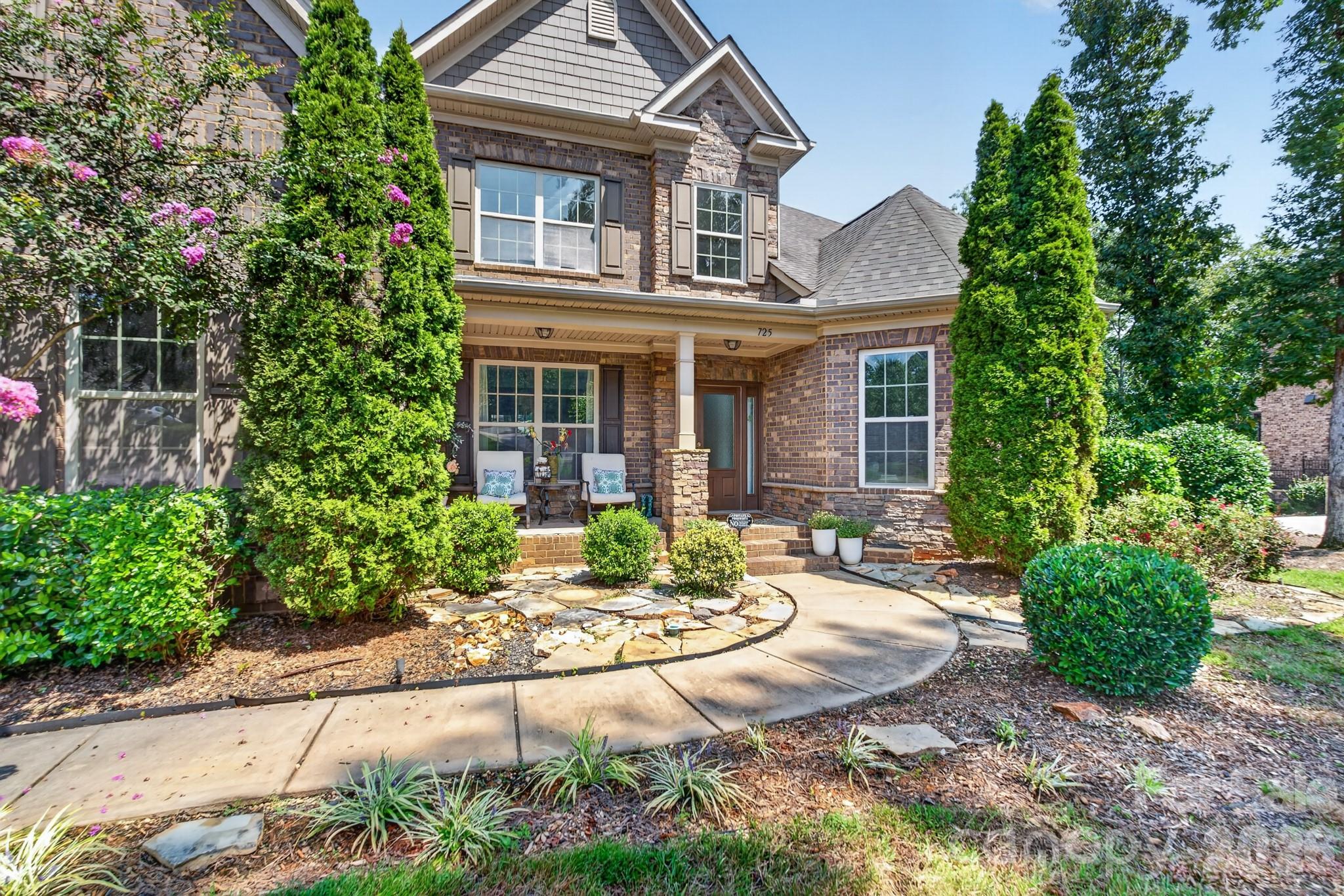 Single Family Residence at 725 Fawns Glen Place, Lake Wylie, photo 3 of 47