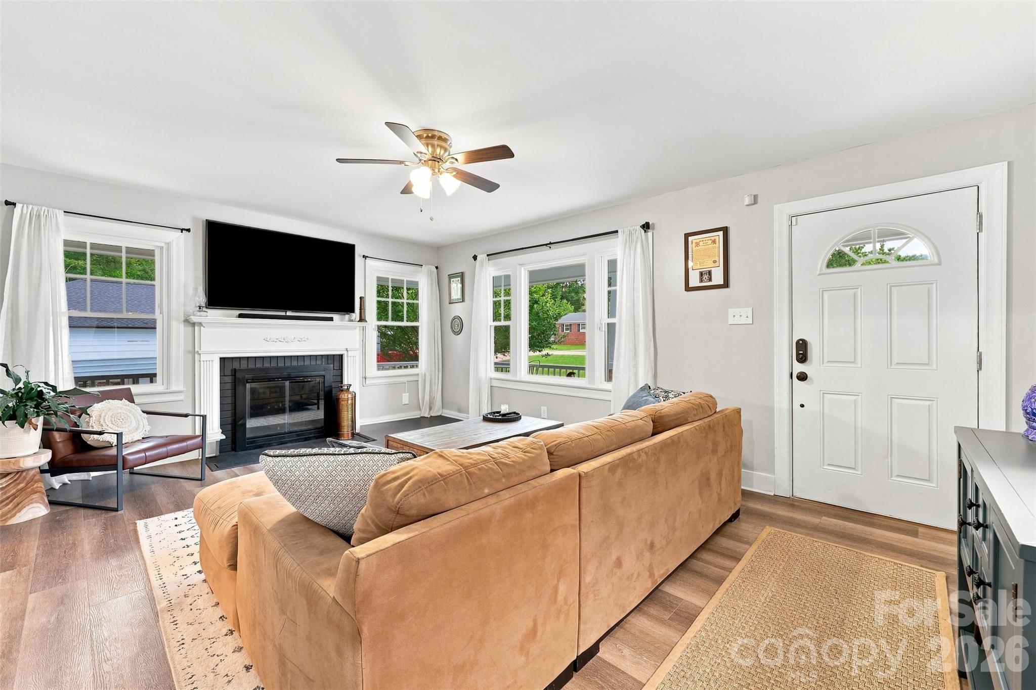 Single Family Residence at 208 Barron Park, York, photo 4 of 39