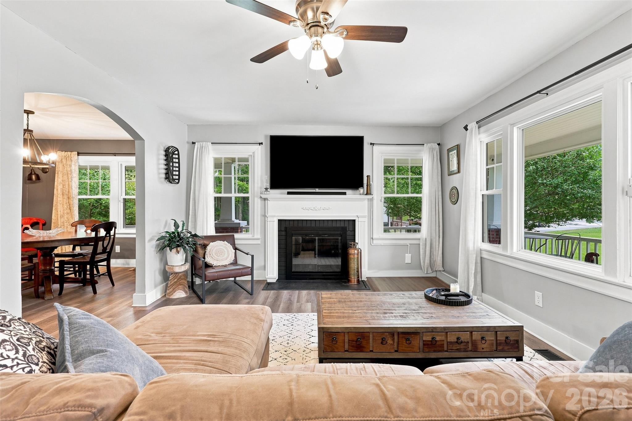 Single Family Residence at 208 Barron Park, York, photo 5 of 39