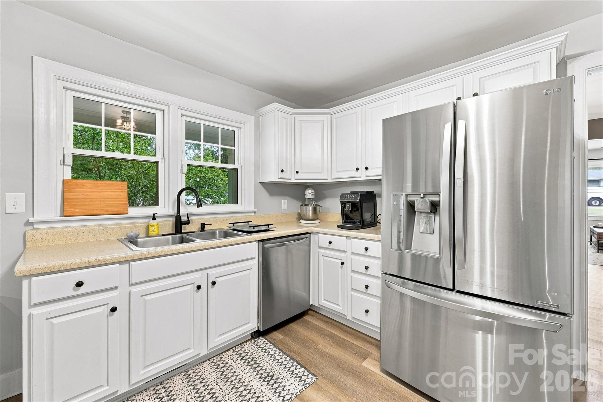 Single Family Residence at 208 Barron Park, York, photo 11 of 39