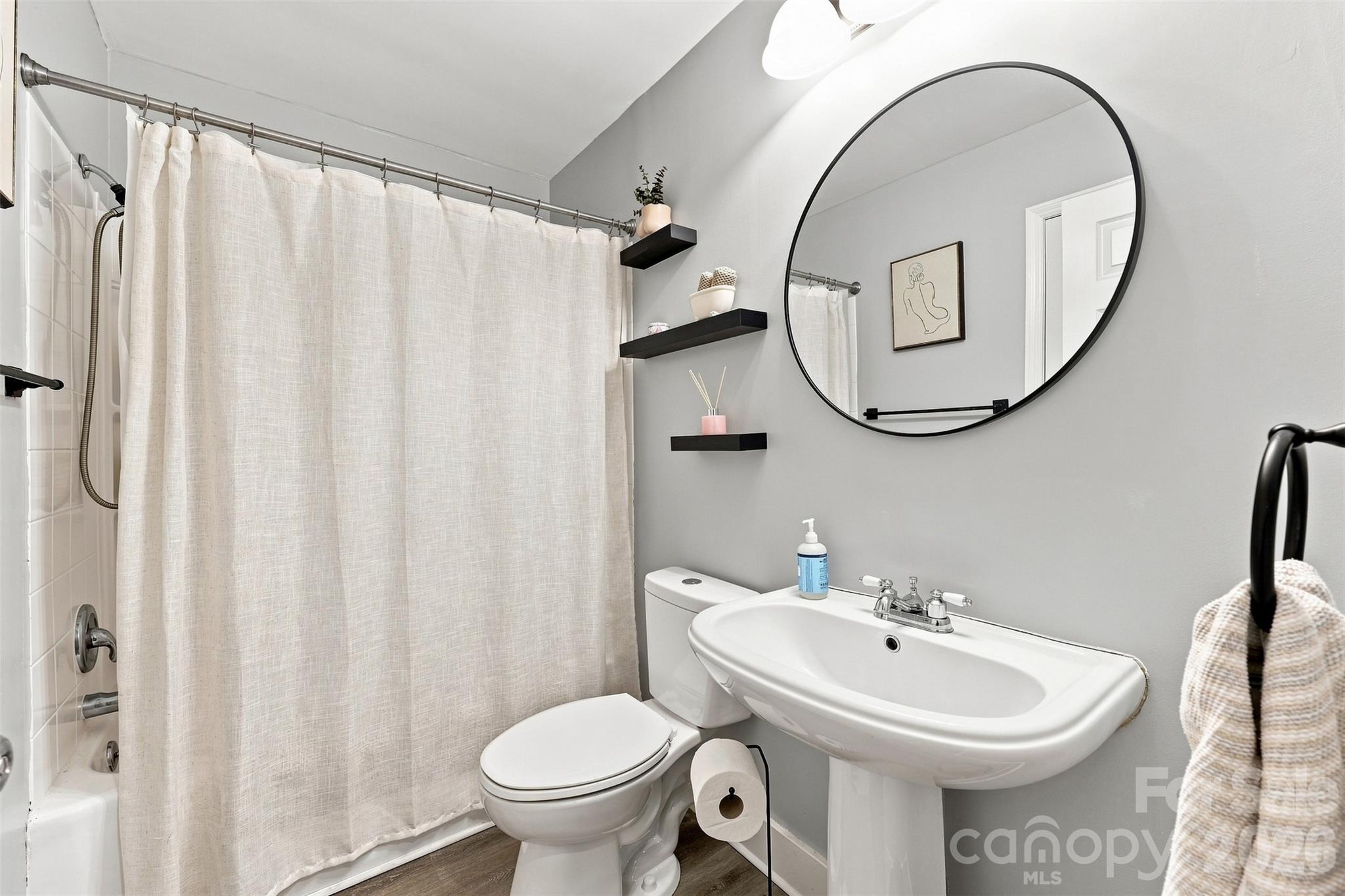 full bathroom - 208 Barron Park, York
