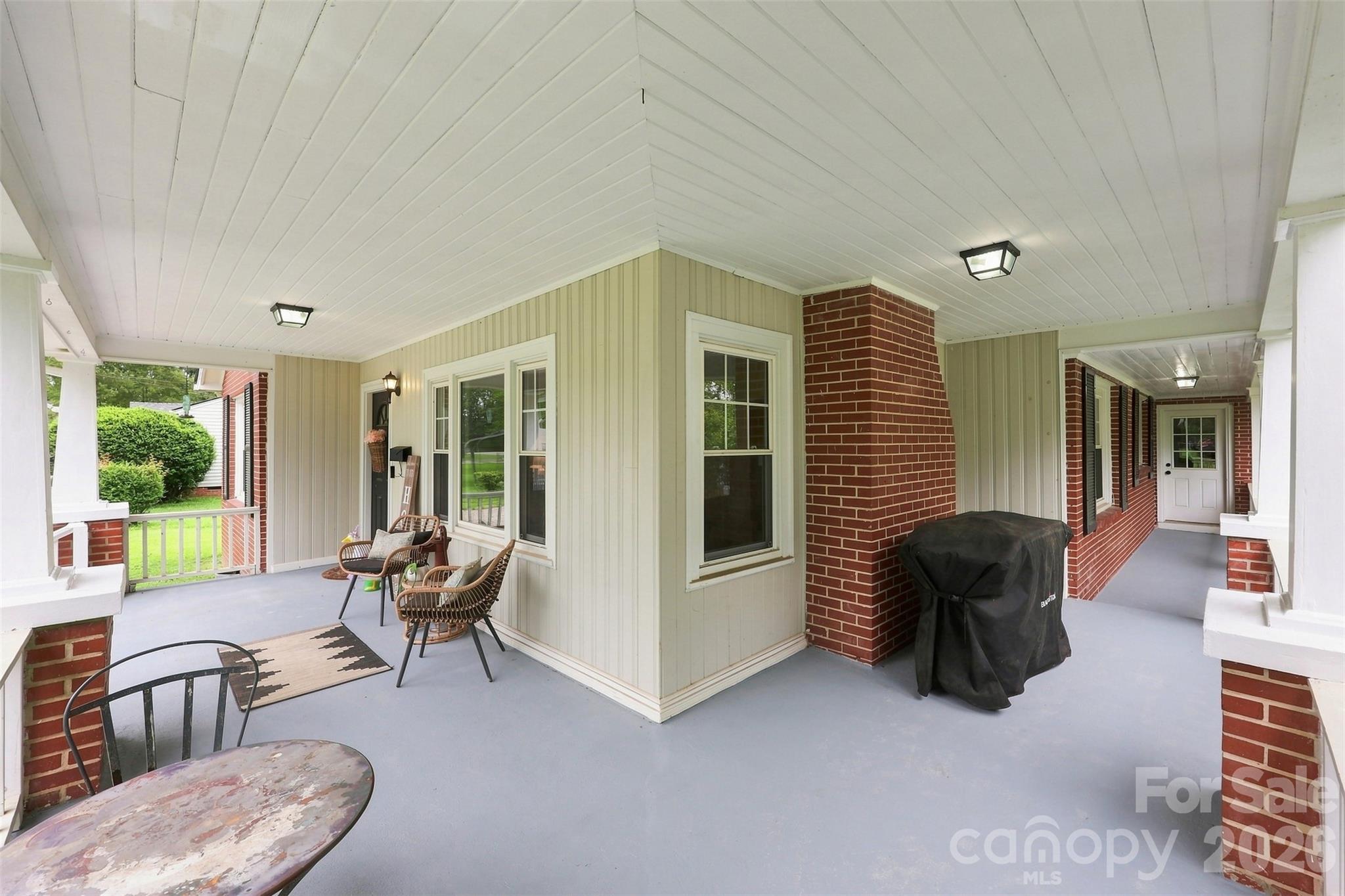covered porch - 208 Barron Park, York