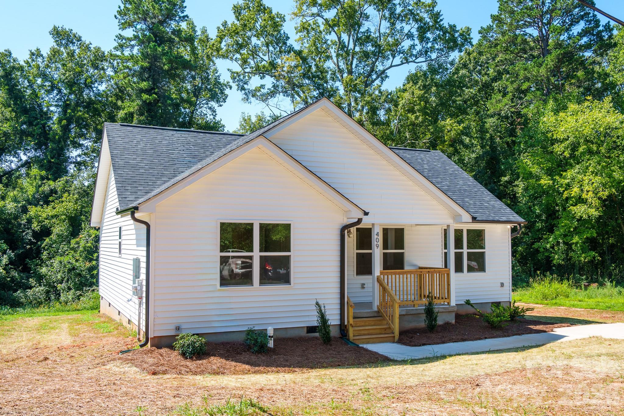 Single Family Residence at 409 Queens Road, Gastonia, photo 2 of 30