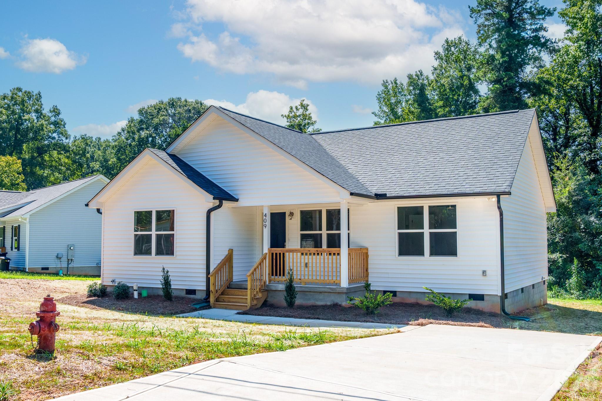 Single Family Residence at 409 Queens Road, Gastonia, photo 3 of 30
