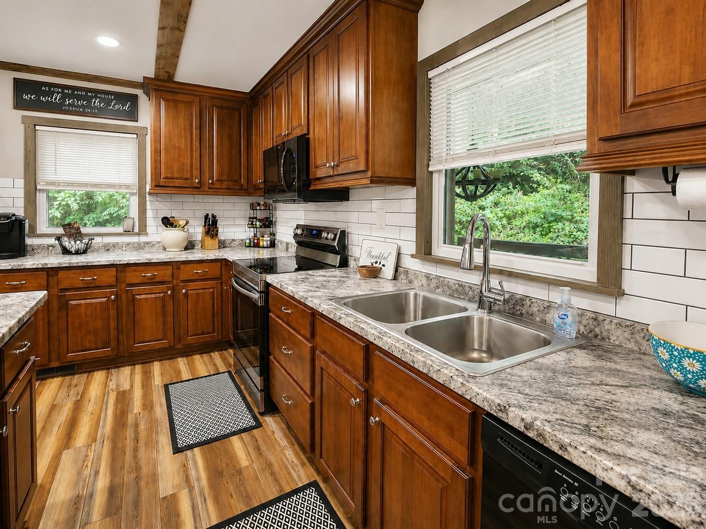 Single Family Residence at 47 Caribou Lane, Burnsville, photo 12 of 33