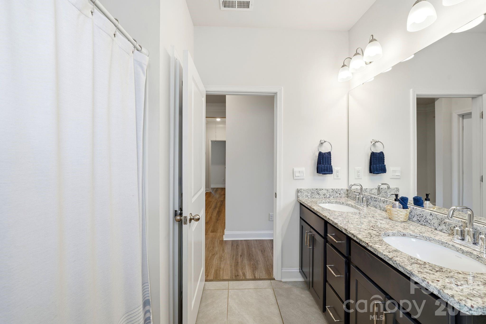 Single Family Residence at 4374 Riverton Loop, Denver, photo 11 of 34