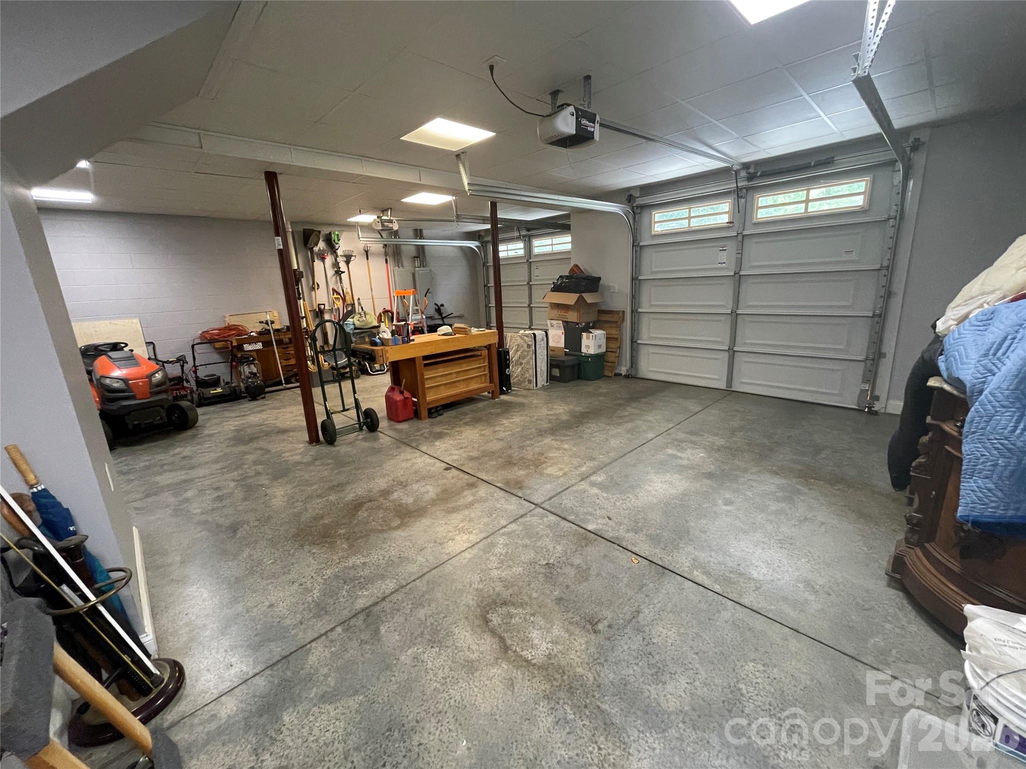 Oversized 2 car garage - 162 Twin Lakes Drive, Statesville