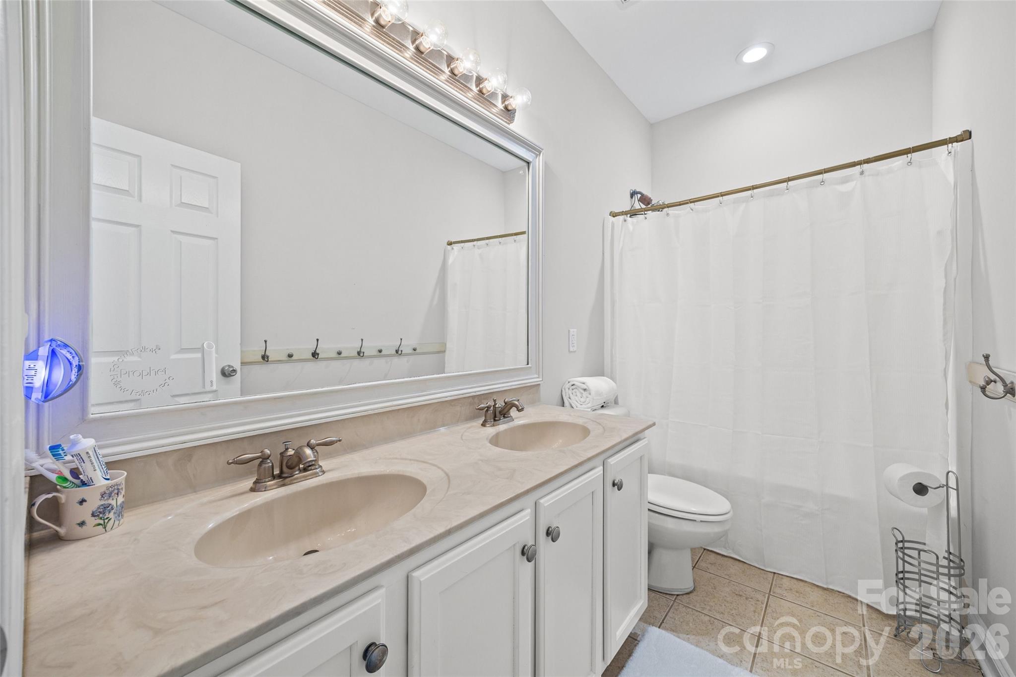 Spacious hall bathroom with 2 sinks - 1037 Fleming Lane, Matthews