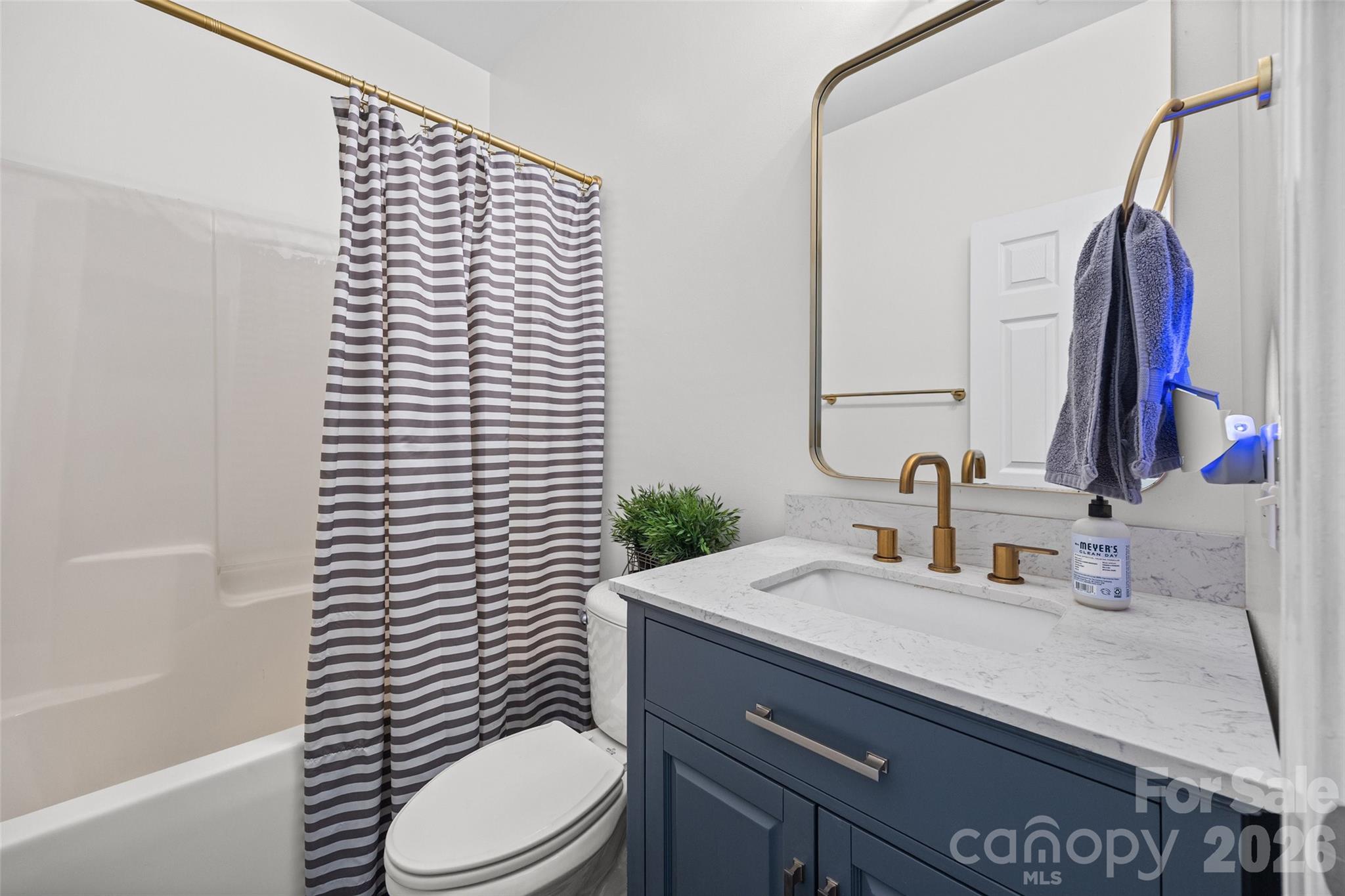 Full bathroom on main floor - 1037 Fleming Lane, Matthews