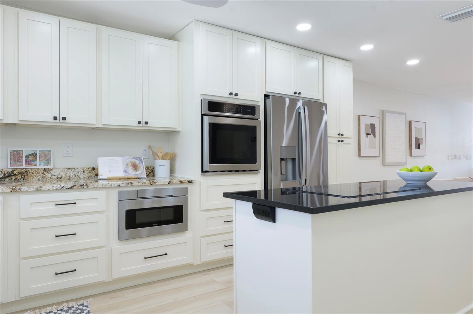 Perfect place to cook and entertain. The window over the Kitchen Sink brings in light. - 382 BOCA CIEGA POINT BLVD S, ST PETERSBURG