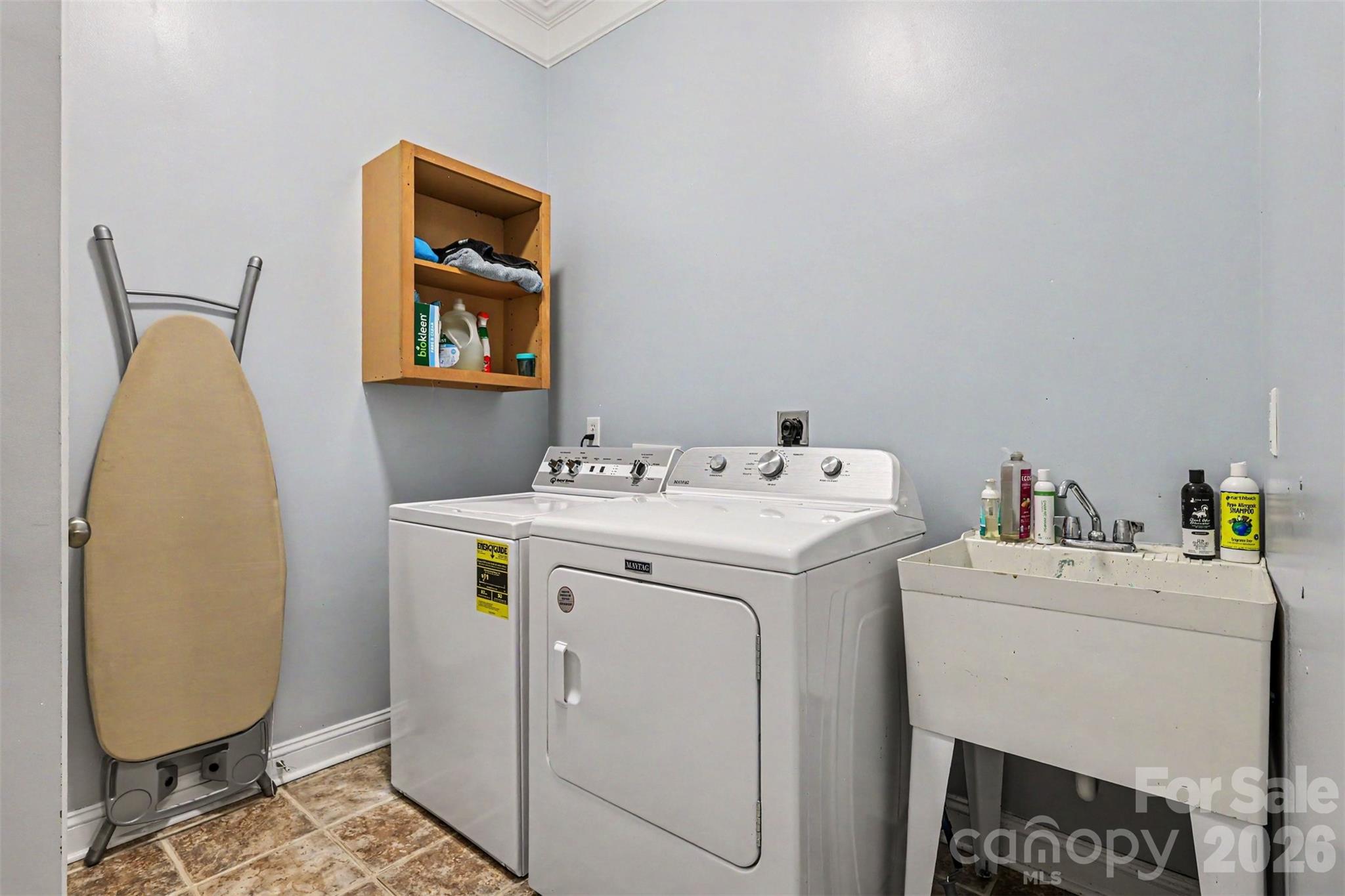 Main-level laundry - 3647 Venetian Way, York