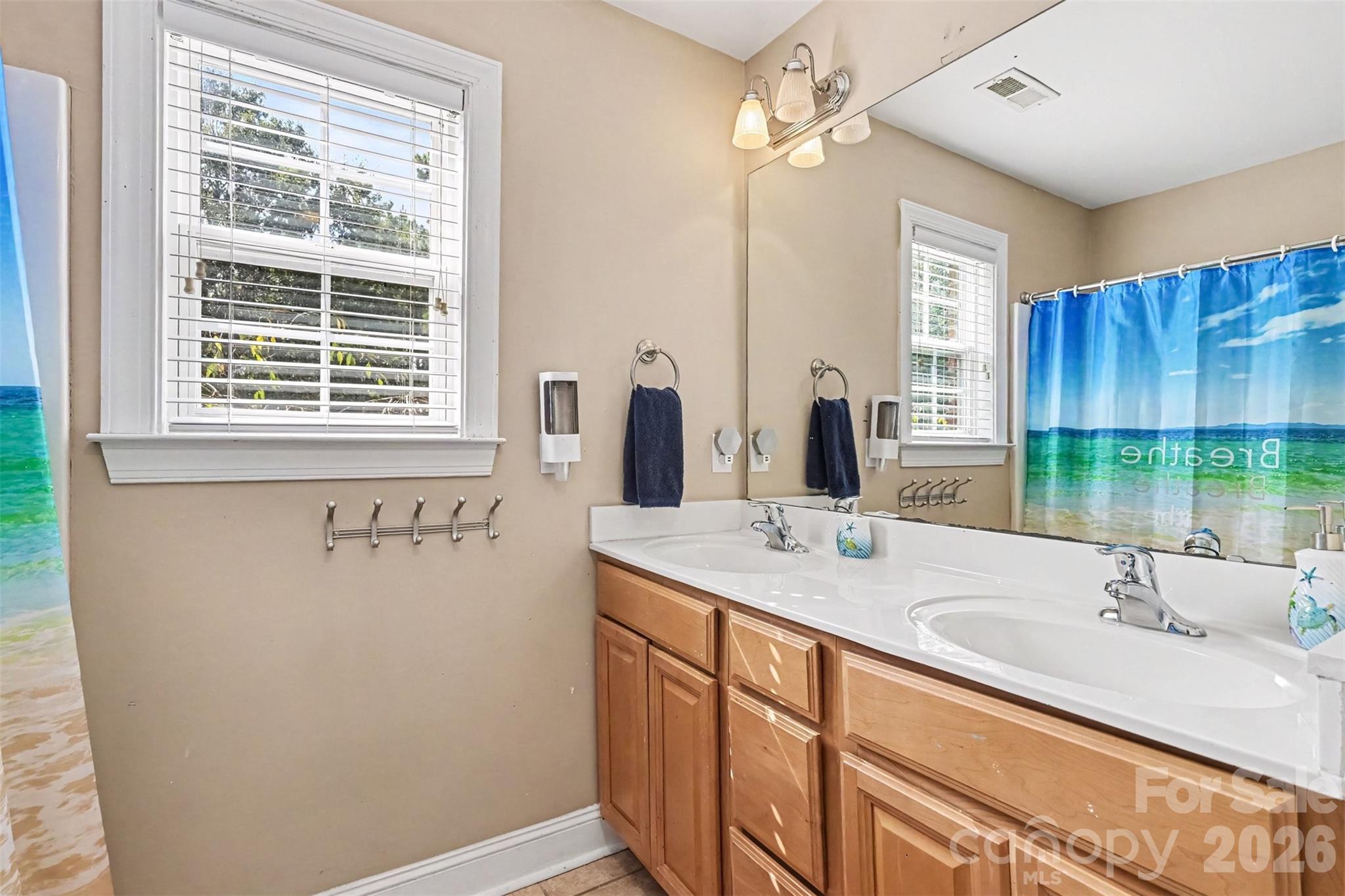 Upstairs bathroom - 3647 Venetian Way, York