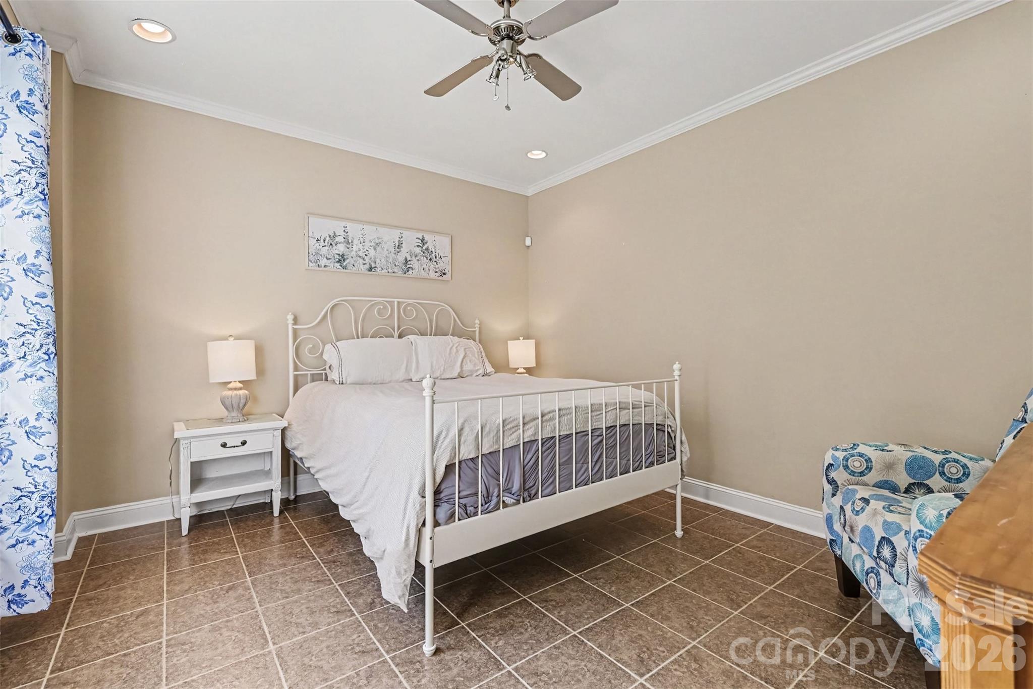Lower-level bedroom - 3647 Venetian Way, York