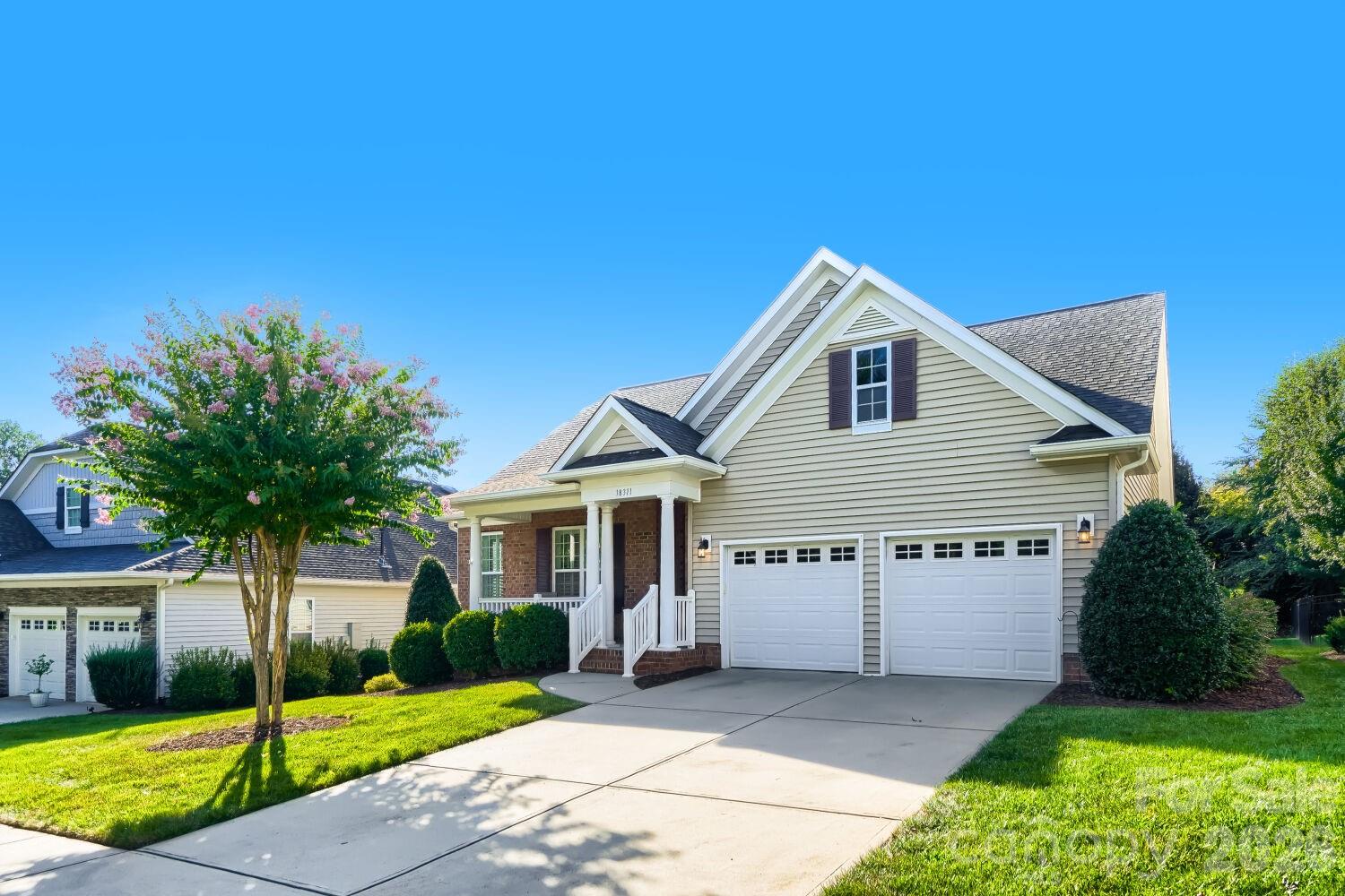 Single Family Residence at 18311 Glenealy Drive, Cornelius, photo 3 of 40