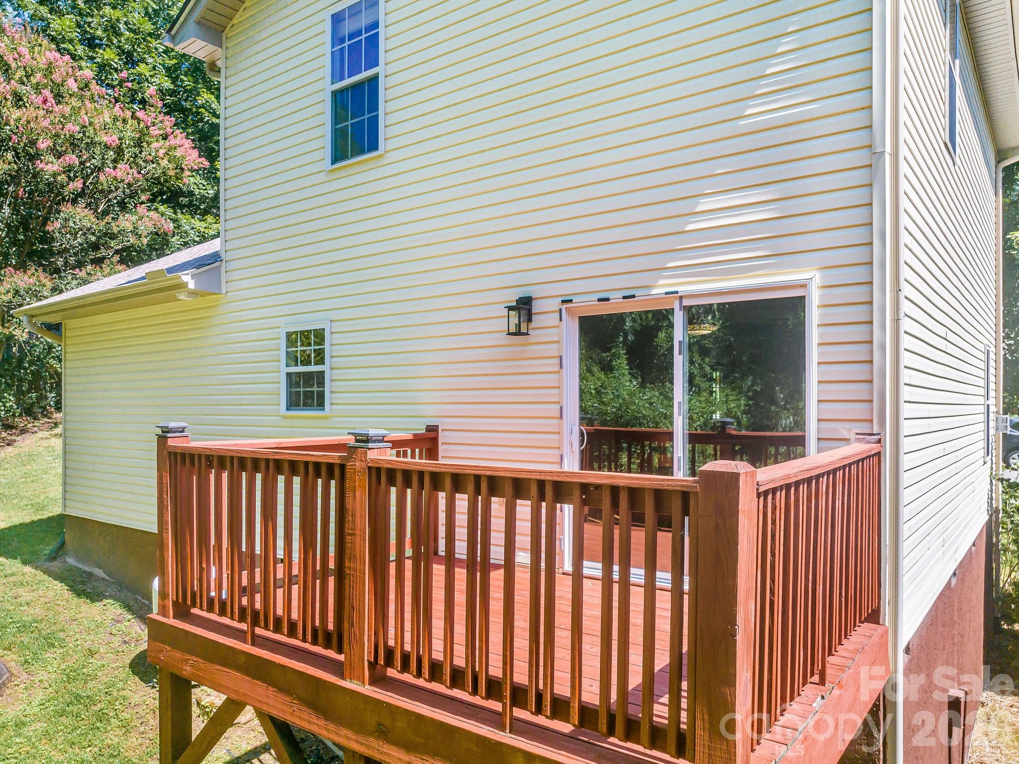 Single Family Residence at 19 Oakcrest Place, Asheville, photo 8 of 32