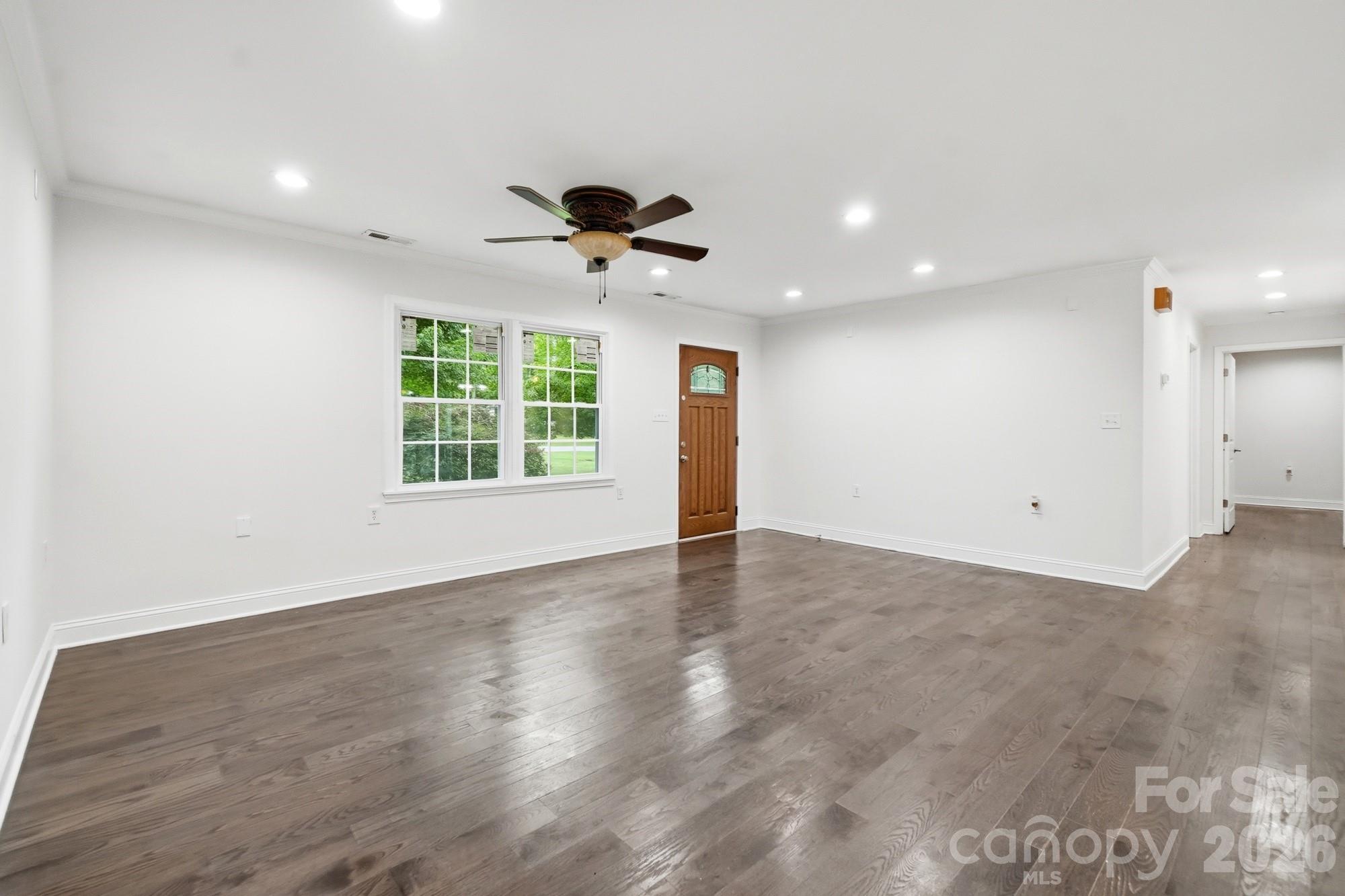 living space - 6081 Cambridge Drive, Harrisburg