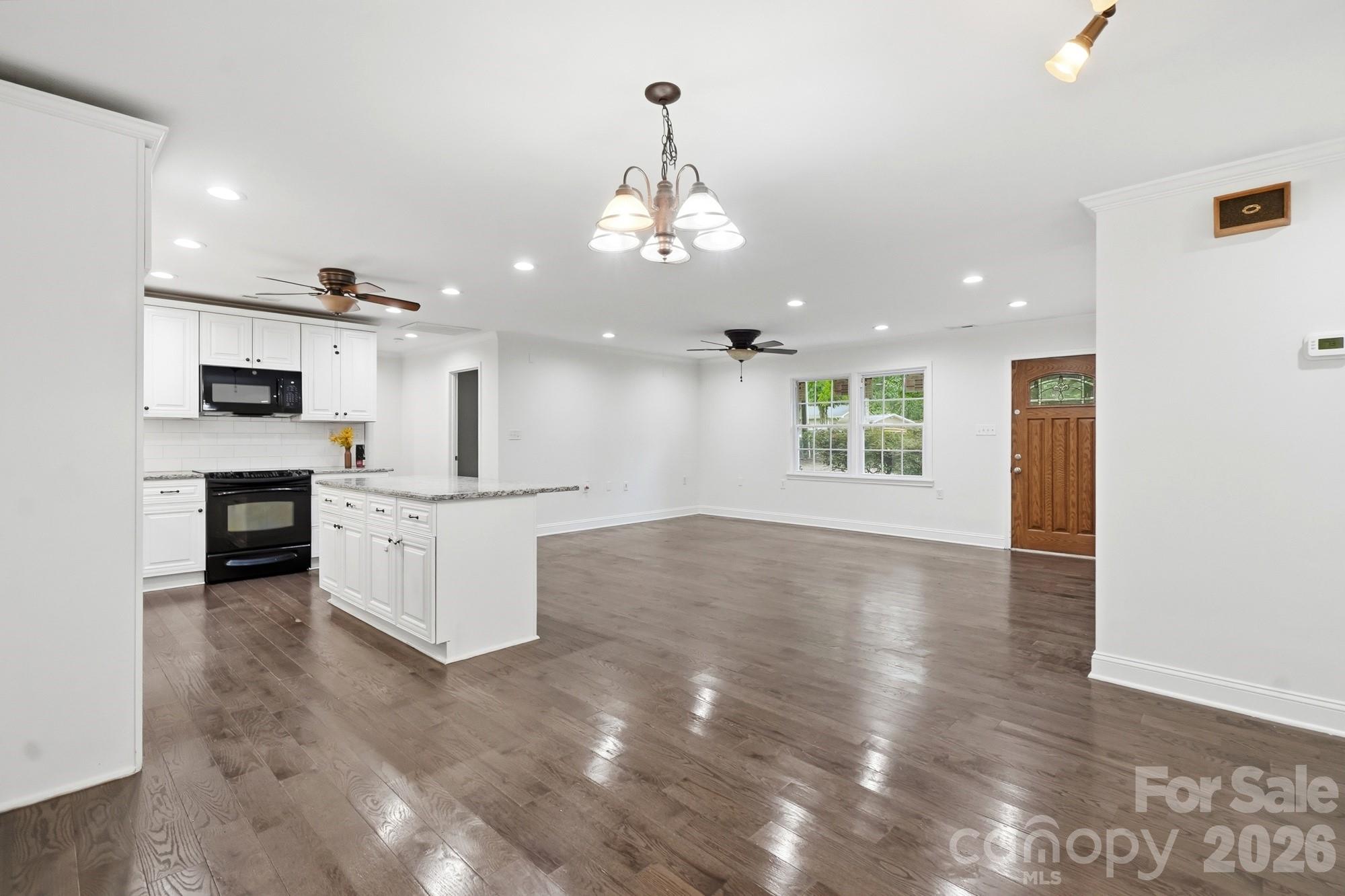 dining space - 6081 Cambridge Drive, Harrisburg