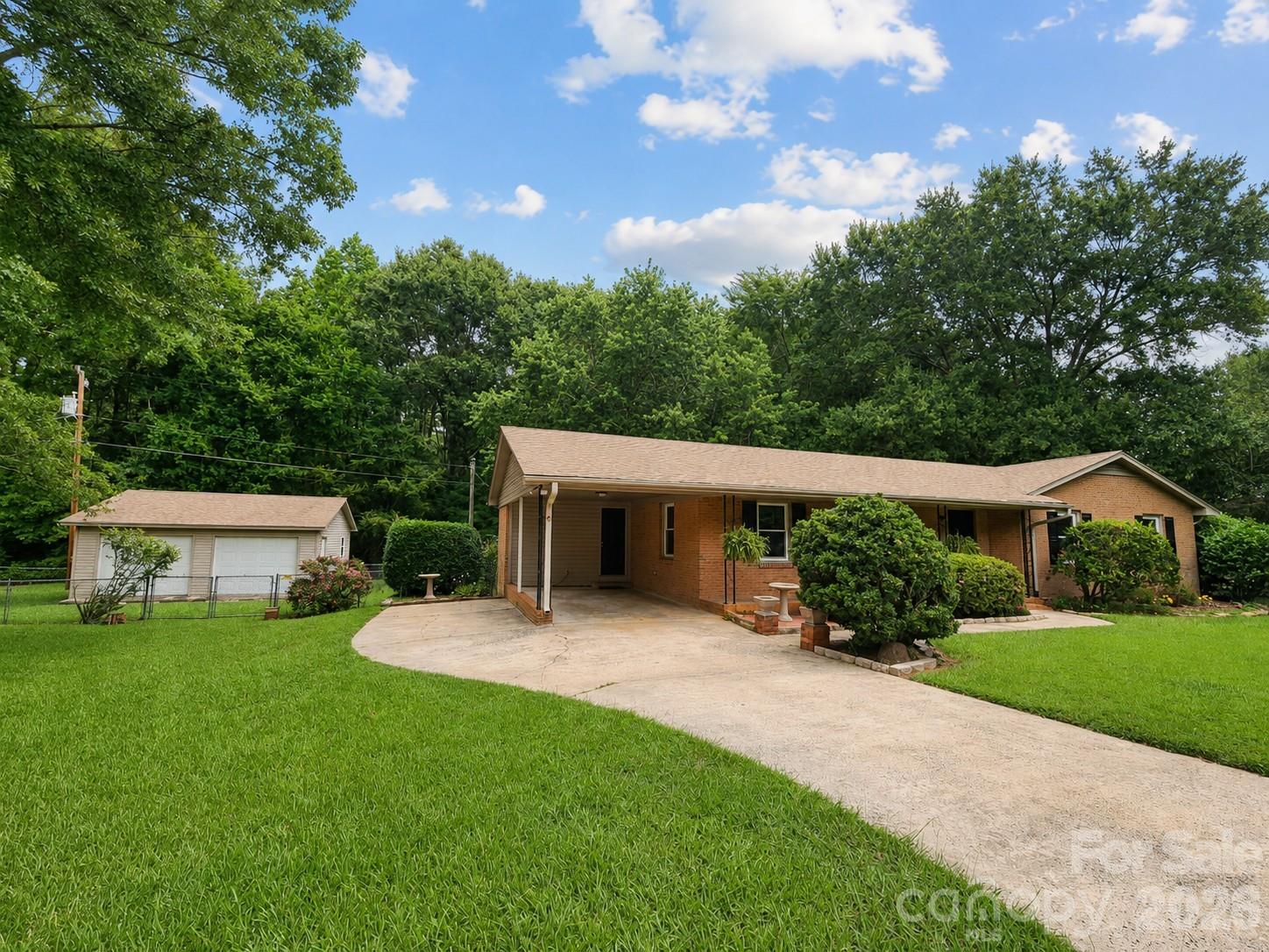 Single Family Residence at 2914 Dresden Drive, Gastonia, photo 2 of 21