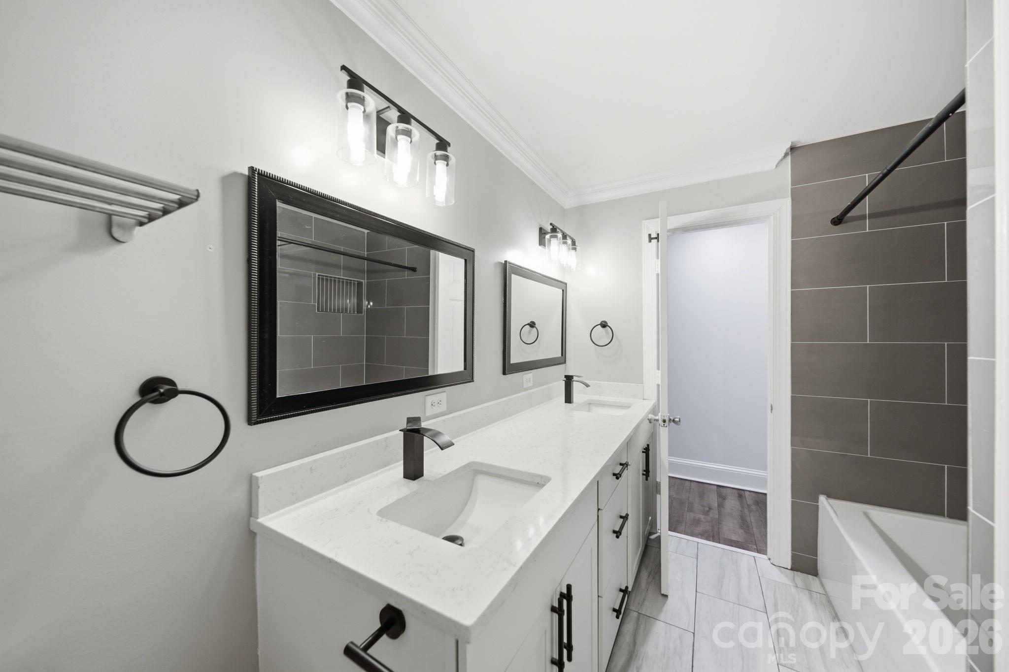 Full Bathroom - 145 Gold Branch Road, Salisbury