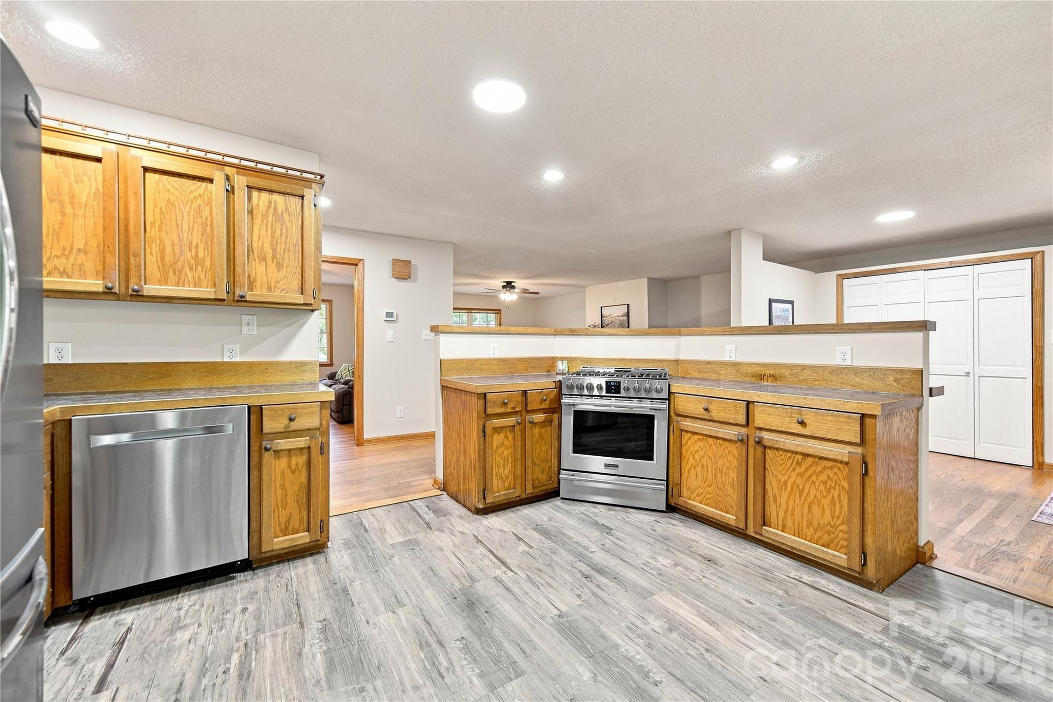 Single Family Residence at 122 Providence Place, York, photo 21 of 45